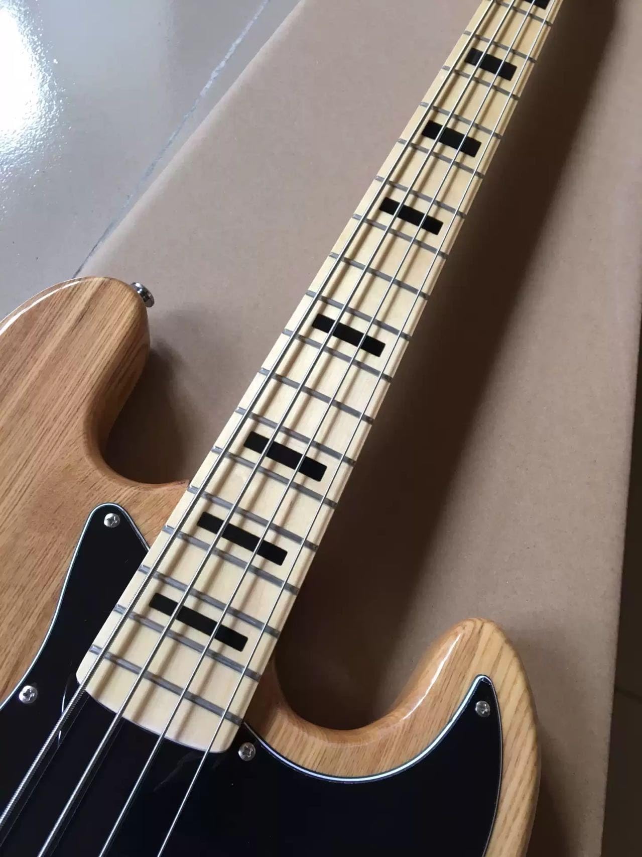 Niestandardowa 4-strunowa gitara basowa z jesionowym korpusem, chromowanym osprzętem, błyszczącym wykończeniem, dobrym tembre