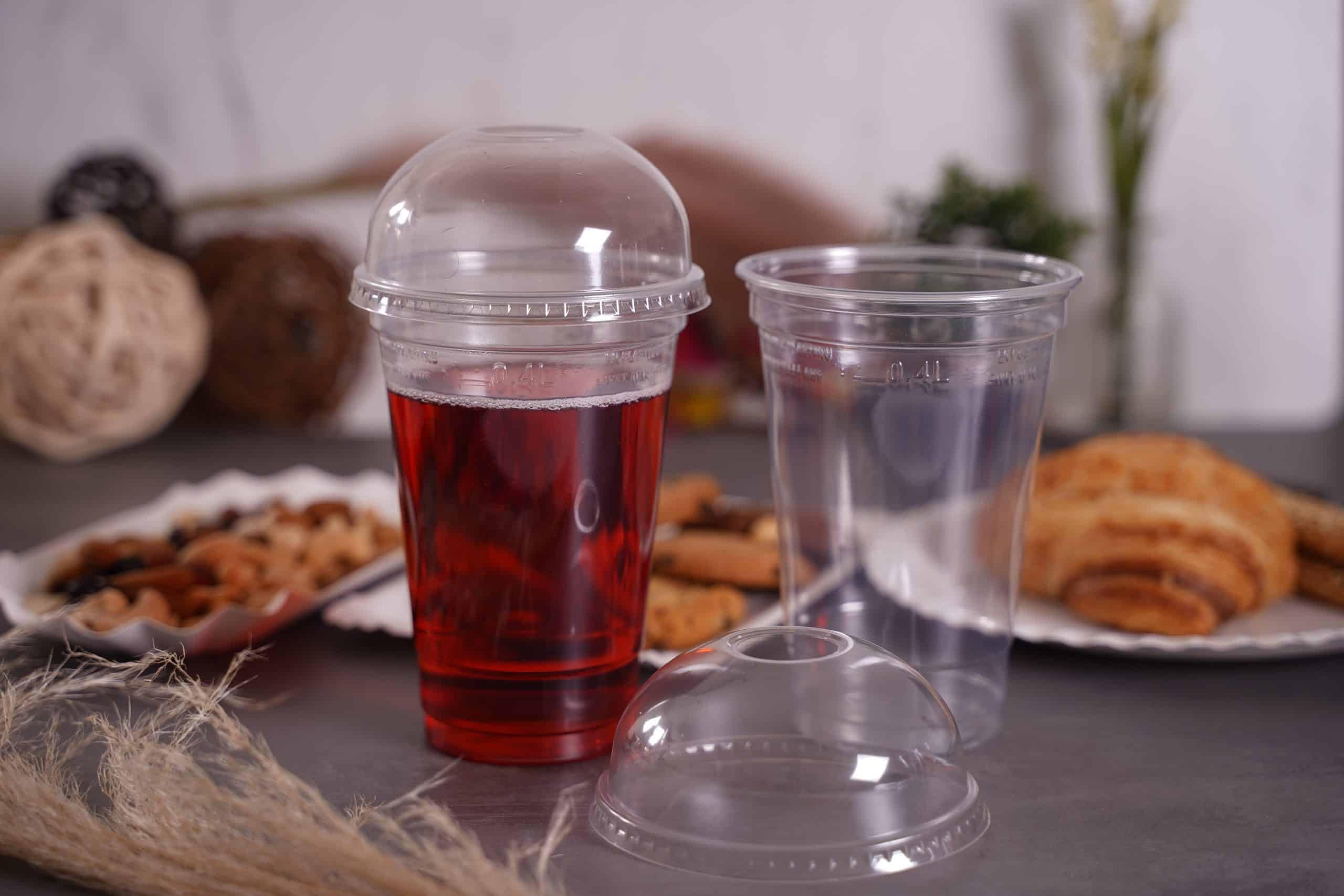 Re-Form 800 Stück Smoothie Becher To Go 400 ml, Dessertbecher, Plastikbecher für Eiskaffee, Cocktail, Bubble Tea mit Domdeckel mit Loch