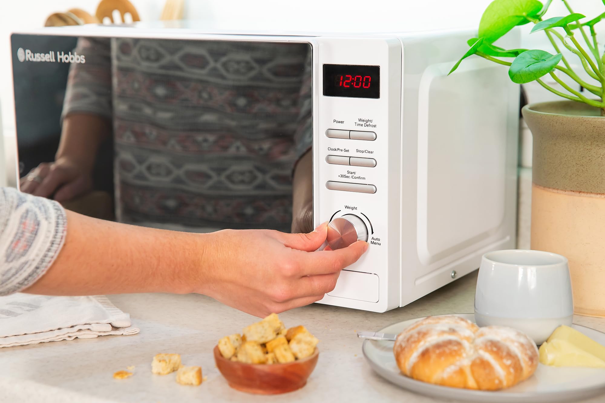 Russell Hobbs RHM2079A Digitale Solo-Mikrowelle 20 L 800 W 5 Leistungsstufen automatisches Auftauen 8 Kochmenüs Uhr Timer Weiß
