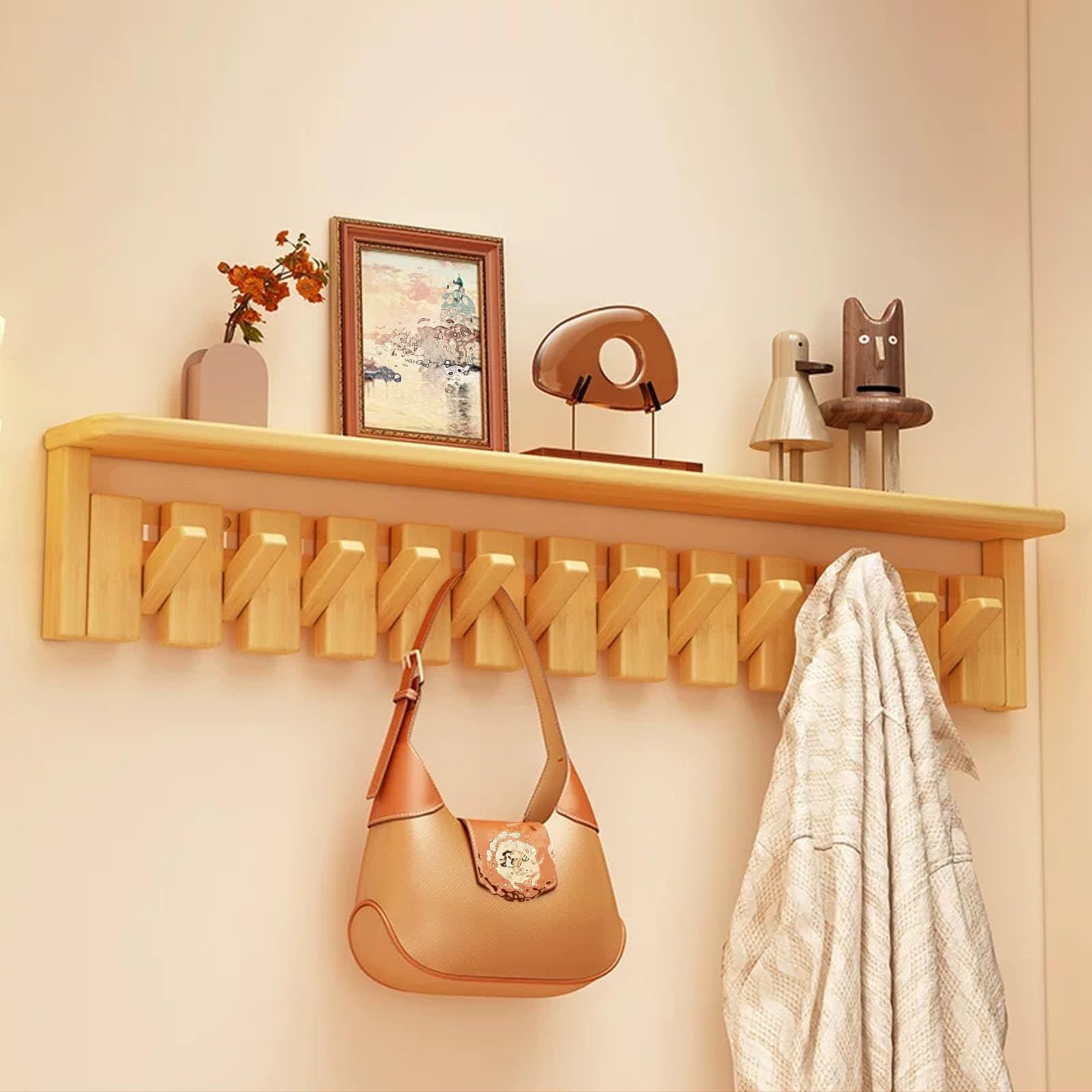 Porte-manteau mural en bois noble avec tablette d'exposition et crochets intégrés