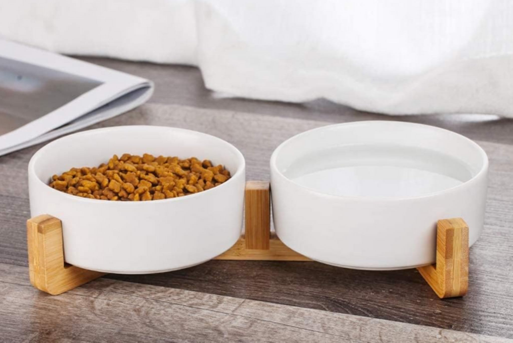 2 comederos de cerámica para perros con soporte de madera de bambú, antideslizante, comedero doble, 600 ml, para gatos y perros, cerámica, apto para lavavajillas, color blanco