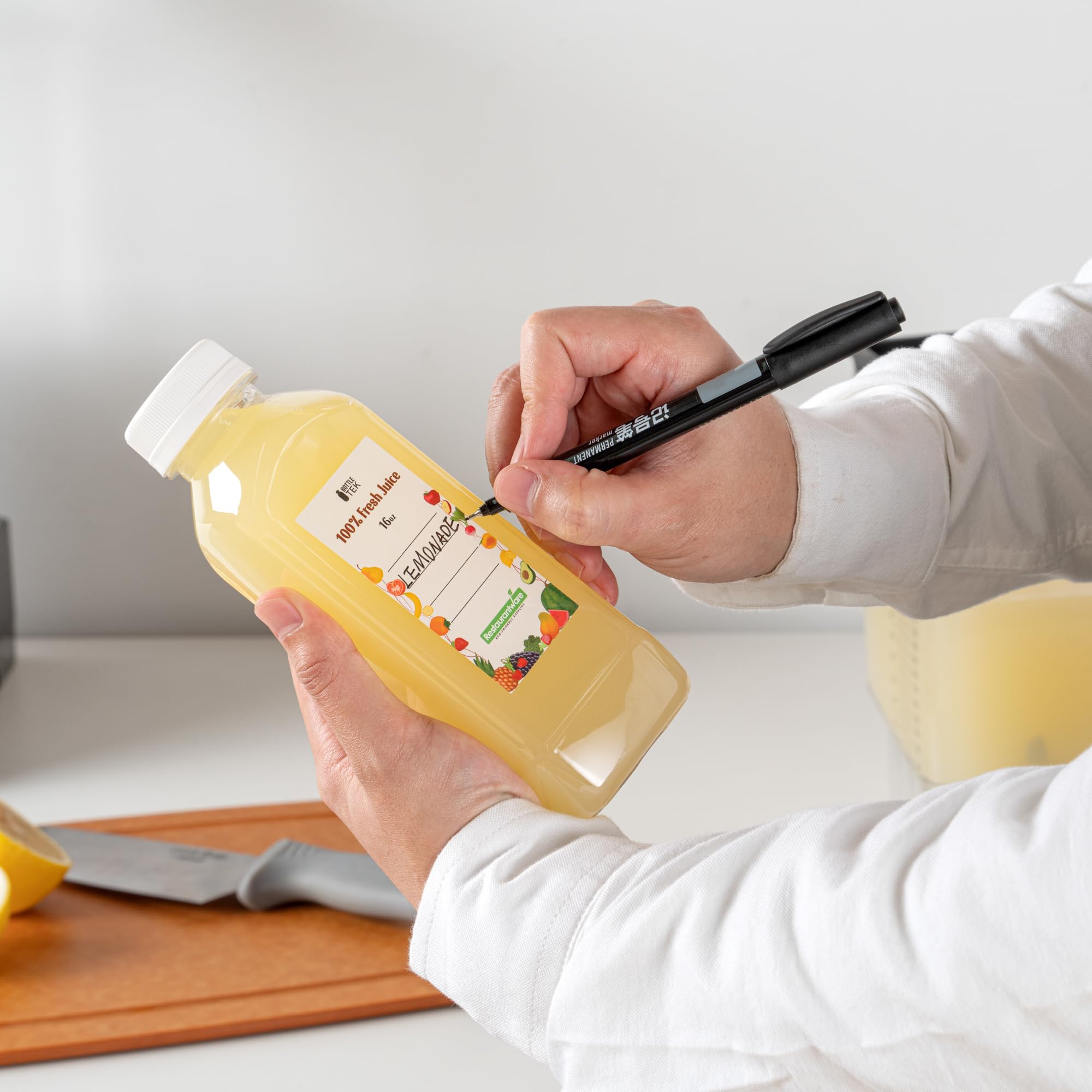 Restaurantware Botella Tek de 16 onzas para jugo, 1 botella con tapa, incluye etiqueta, tapa, cepillo y embudo, recipiente vacío de plástico transparente, para batidos, leche o agua