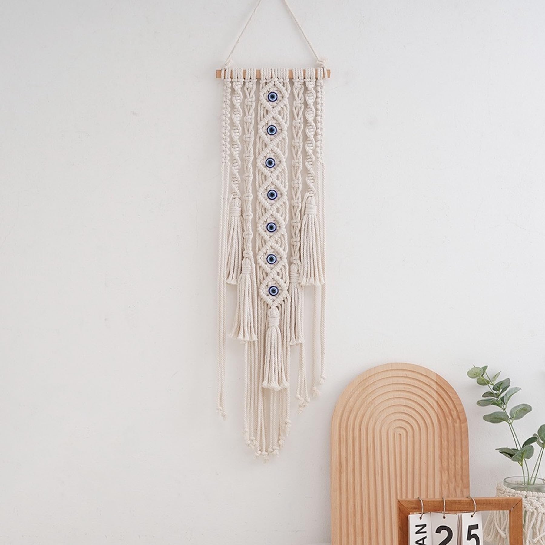 Macramé attrape-rêves pour habiller un mur blanc d'appartement
