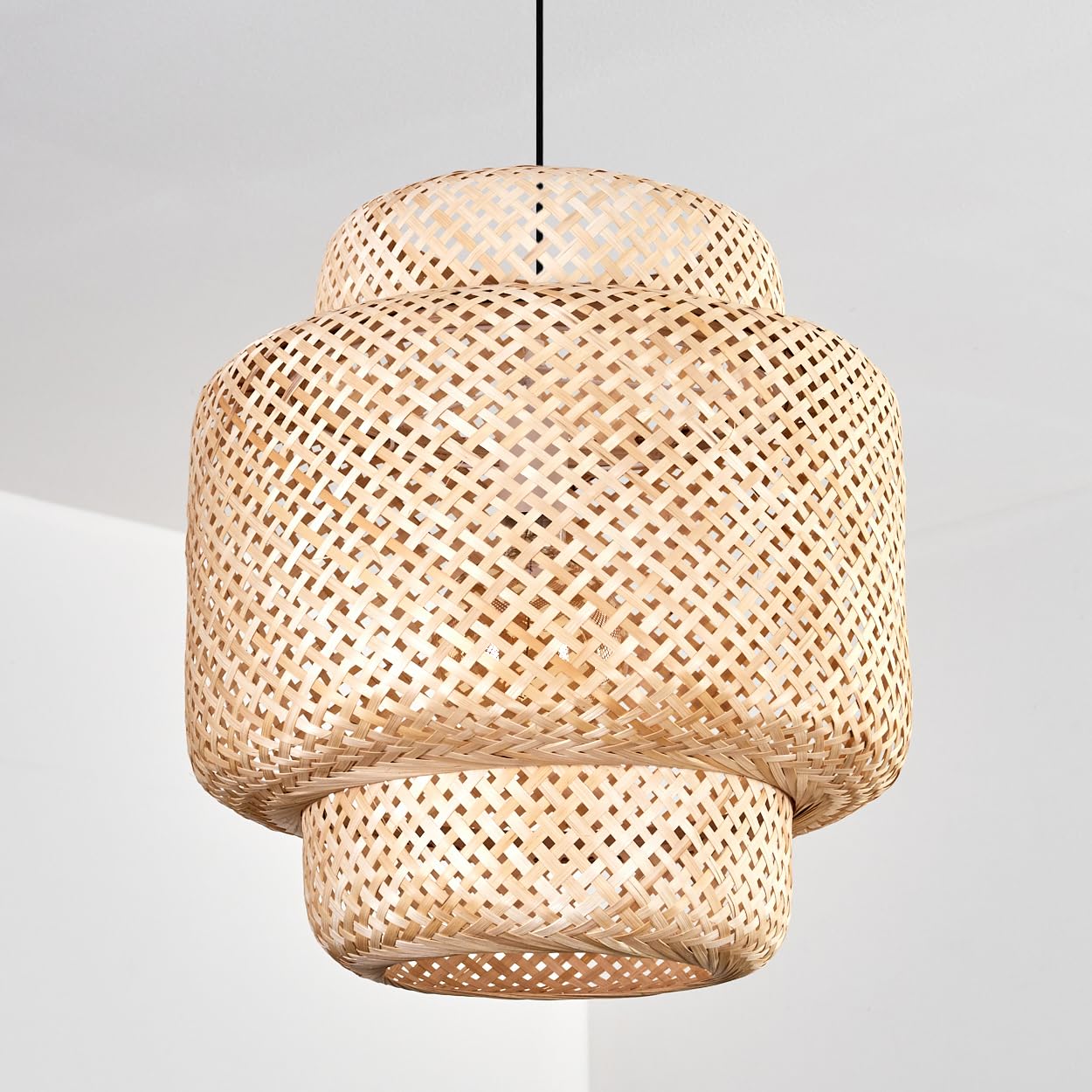 Lámpara de techo Vireda HOFSTEIN, moderna de metal/bambú en blanco/natural, diseño boho, pantalla con efecto de rejilla (Ø 45 cm), altura ajustable máx. 146 cm, E27, salón, comedor, cocina, pasillo