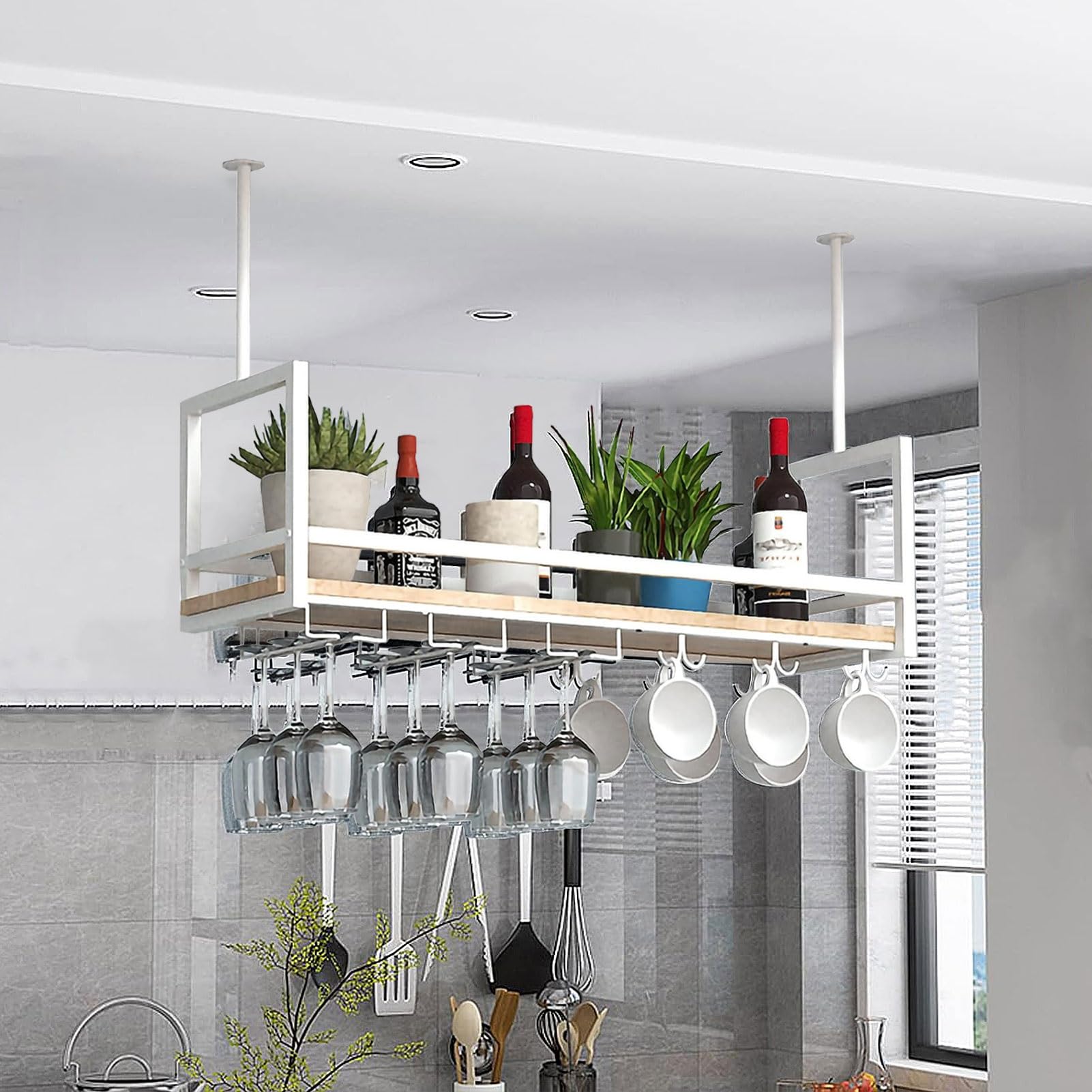 Étagère de rangement pour verres à vin suspendu au plafond contre le désordre