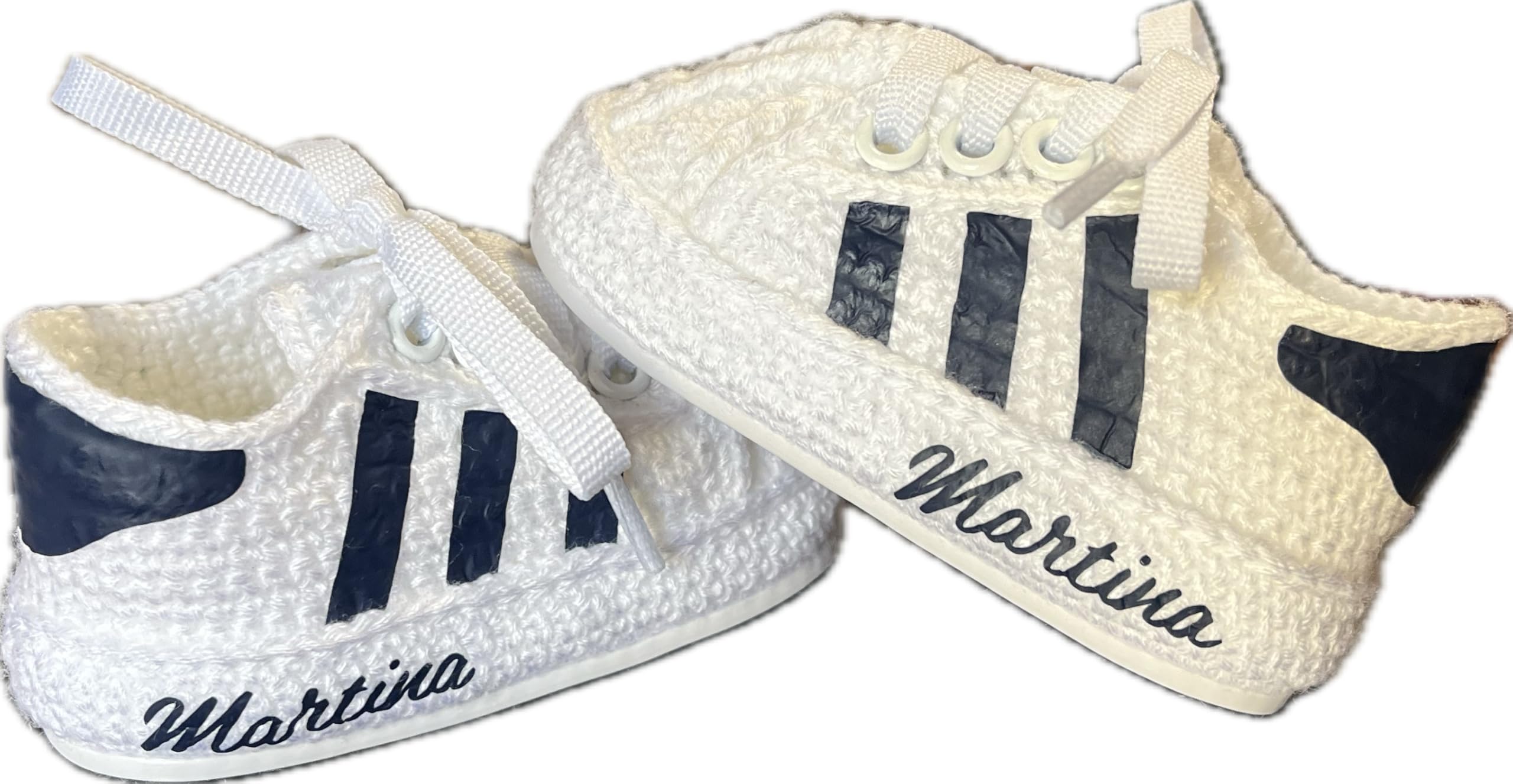 Gehäkelte Babyschuhe mit Namen und schlichten Details, personalisiert und handgefertigt, niedrige Schuhe mit Seitenstreifen, erhältlich in allen Babygrößen von 0 bis 12 Monaten.