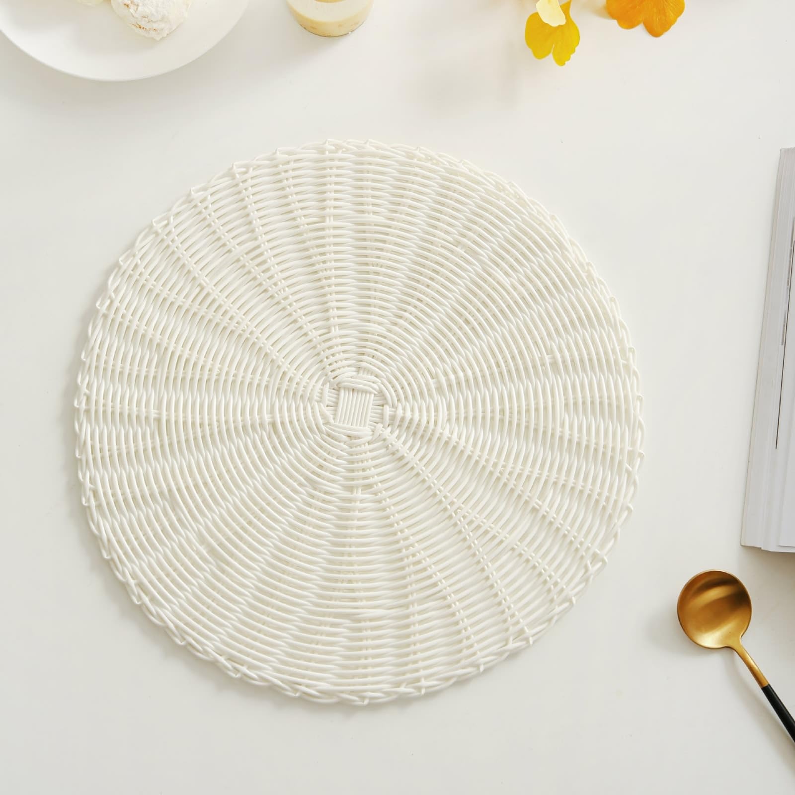Set de table beige blanc tressé avec soin pour une décoration de table soignée
