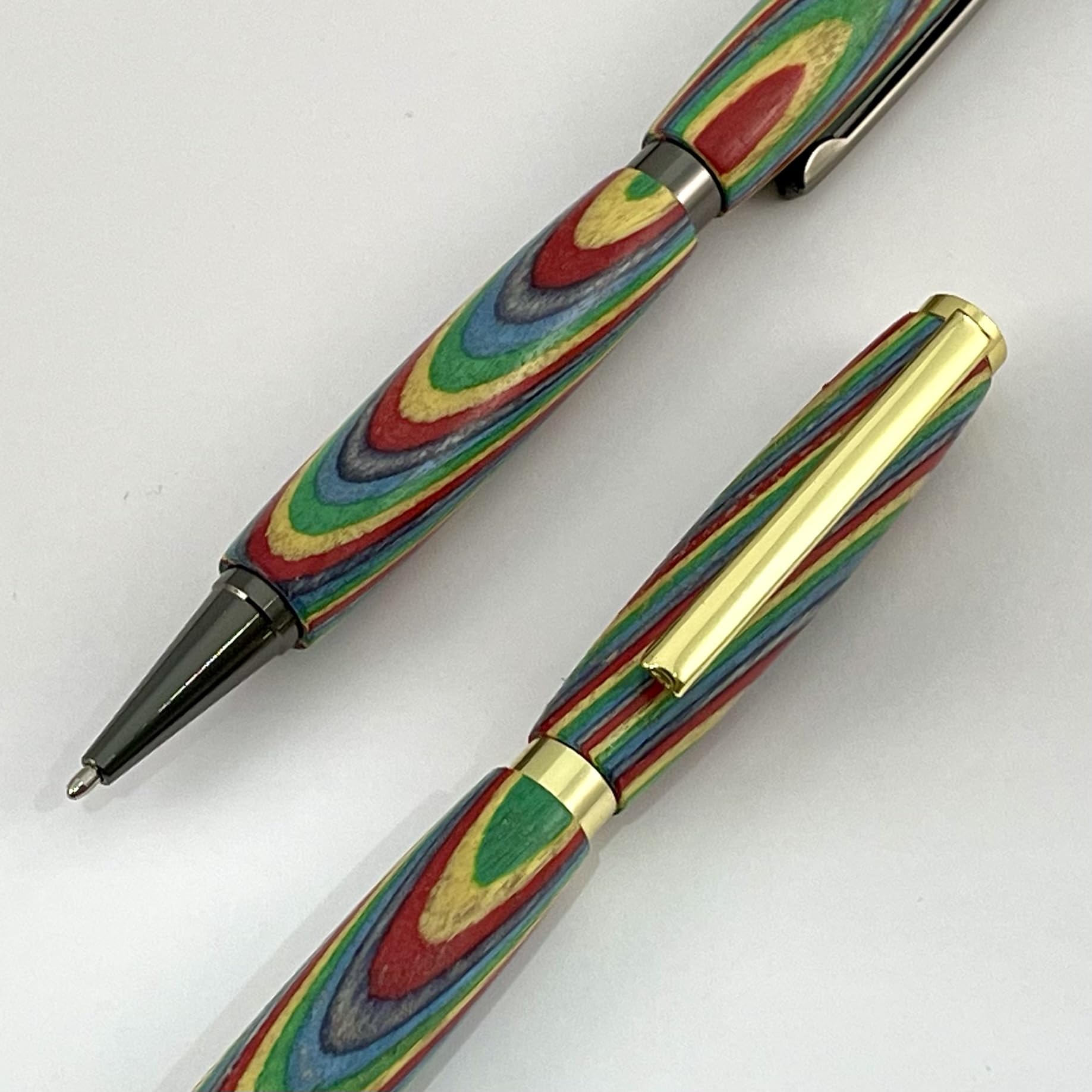 Penna Personalizzabile in Legno Arcobaleno, Realizzata a Mano in Francia, Regalo di Penna Personalizzata con Incisione, Scatola in Metallo | Originale, Natale, Matrimonio, Amico