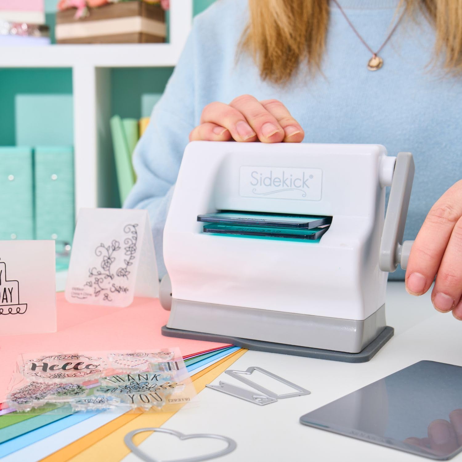 Sizzix Sidekick Starter Kit 661770, tragbare manuelle Stanz- und Prägemaschine für Kunst und Handwerk, Scrapbooking und Kartenherstellung, 6,35 cm Öffnung, Weiß