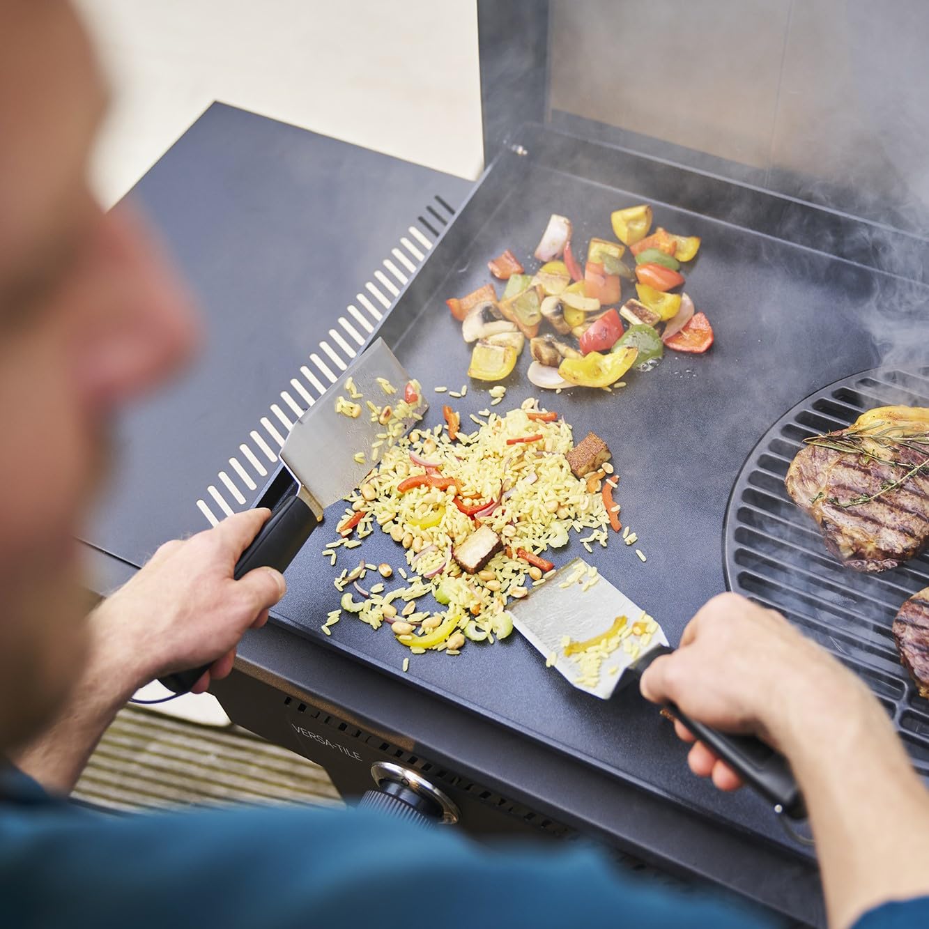 Char-Broil Barbacoa de Gas Versa-Tile, Plancha a Gas de 2 Zonas, Superficie de Cocción: 70 x 50 cm, Sistema de Módulos 3 en 1: Plancha, Parrilla y Horno para Pizza