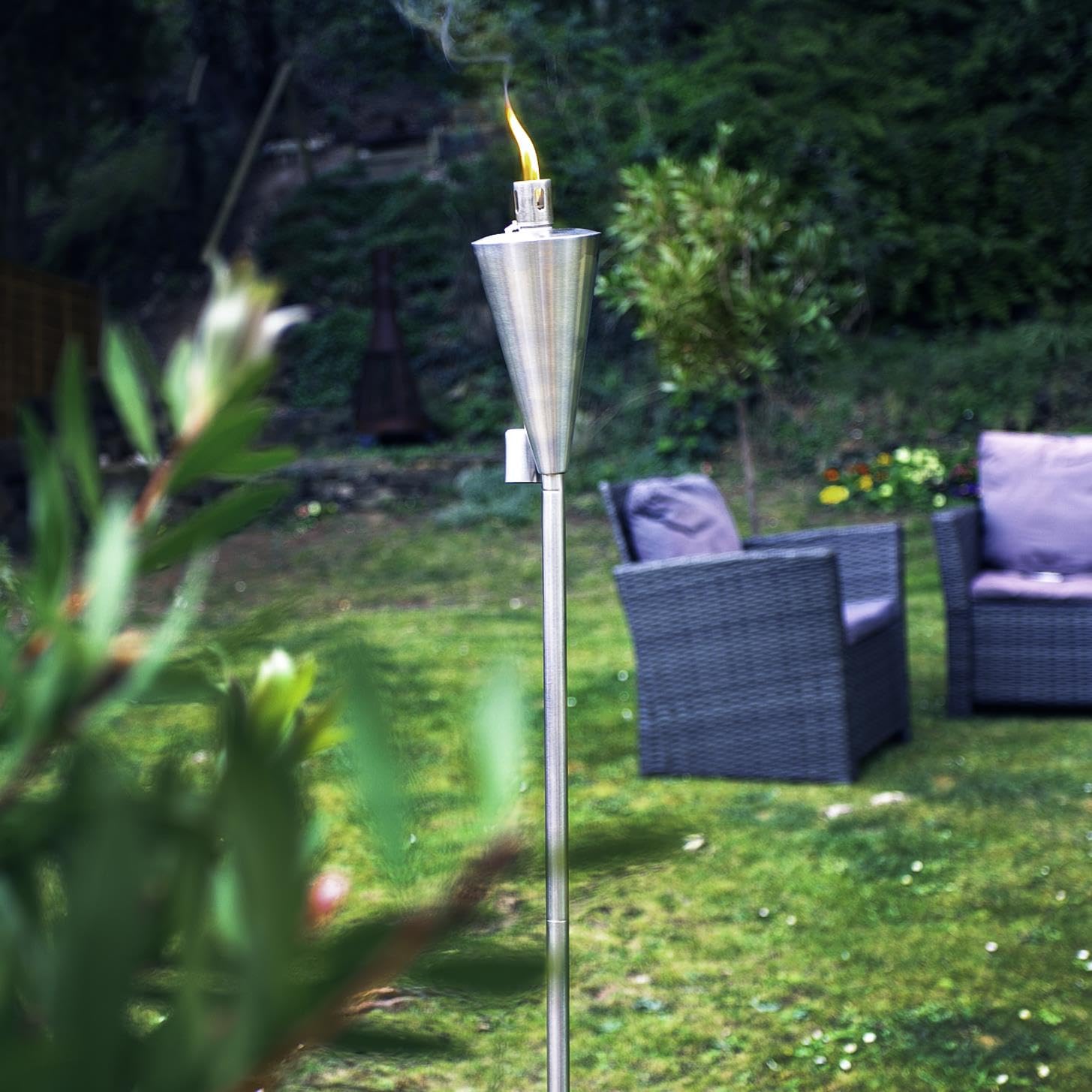 Image secondaire de Harbour Housewares Torches de Jardin en Métal - Cône - Paquet de 12 - Torches de Jardin Argentées de 146 cm Éclairage Extérieur