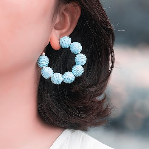 Vista 2 de Aretes de aro de rafia bohemios, bonitos aretes coloridos hechos a mano de ratán para mujer, joyería única de verano