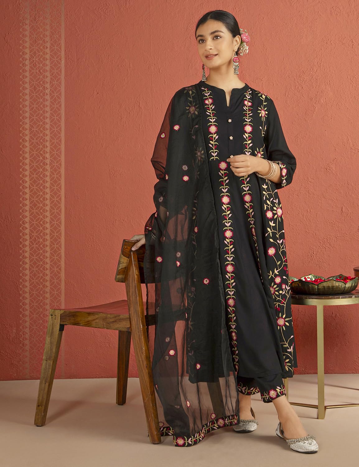 Kaari Set Kurta da donna ricamato con Dupatta, vestibilità anarkali, in organza Dupatta con ricamo multicolore, pantaloni dritti con tasca laterale, set Kurta da donna