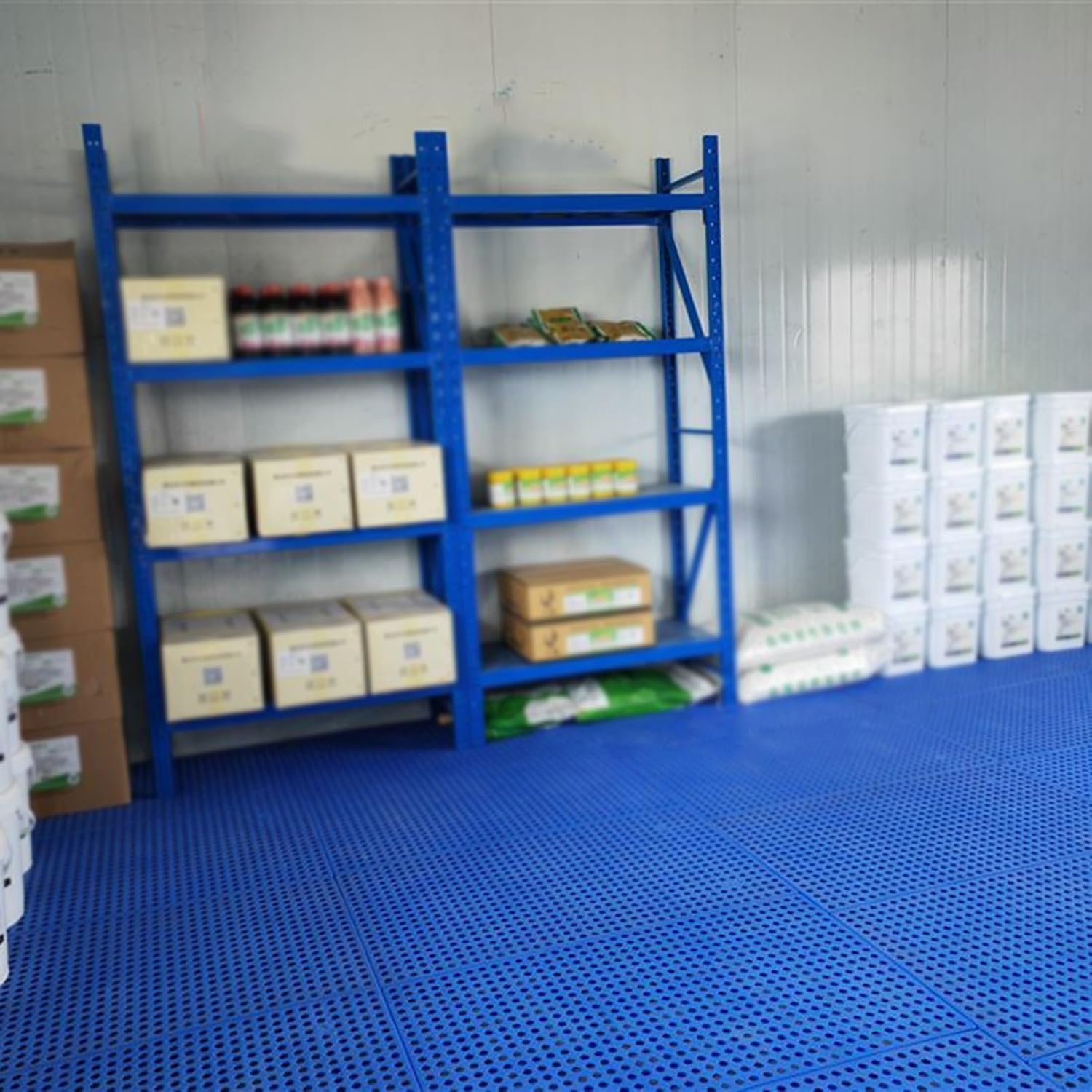 LNNW Lightweight Plastic pallets for basements, supermarkets, Camping, Easy to Move Around Floor Pallets for Garage Supermarket Basement(40x40x3cm)