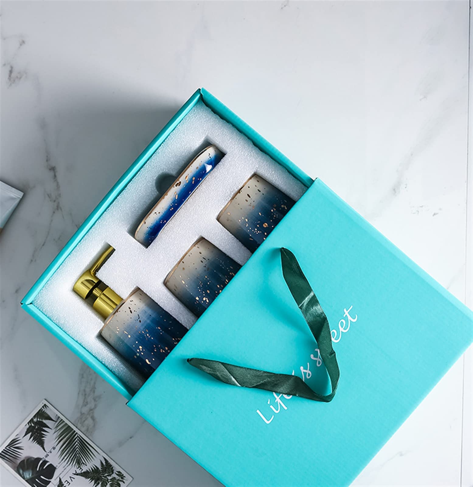 GIBZ Modernes Keramik 4-teiliges Badezimmer Zubehör Set Luxus Arbeitsplatten Zubehör Set Seifenschale, Zahnbürstenhalter, Seifenspender, Badezimmerbecher Blau