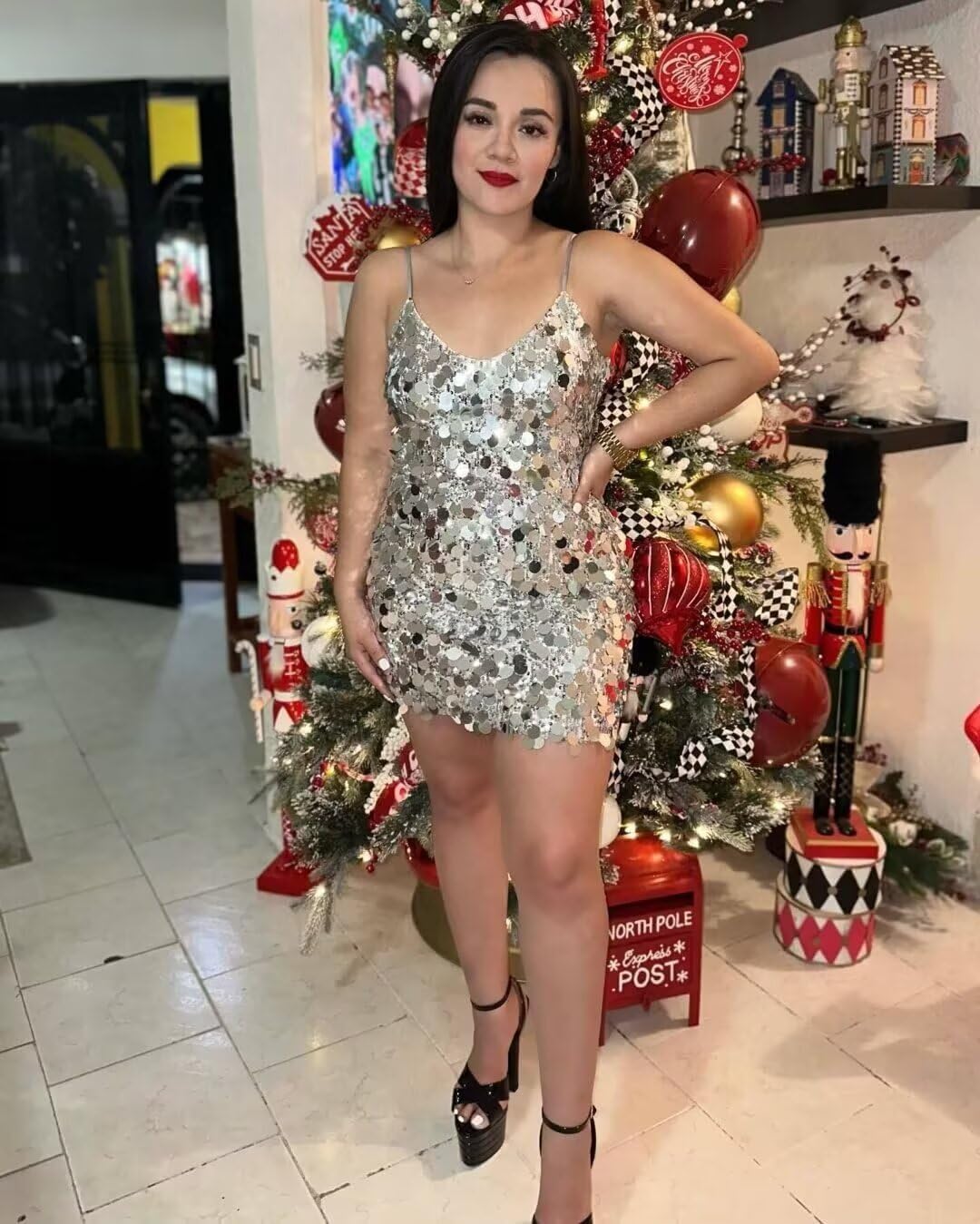 Sequin Short Homecoming Dresses for Teens 2024 Sparkly Spaghetti Straps V Neck Mini Cocktail Party Gowns