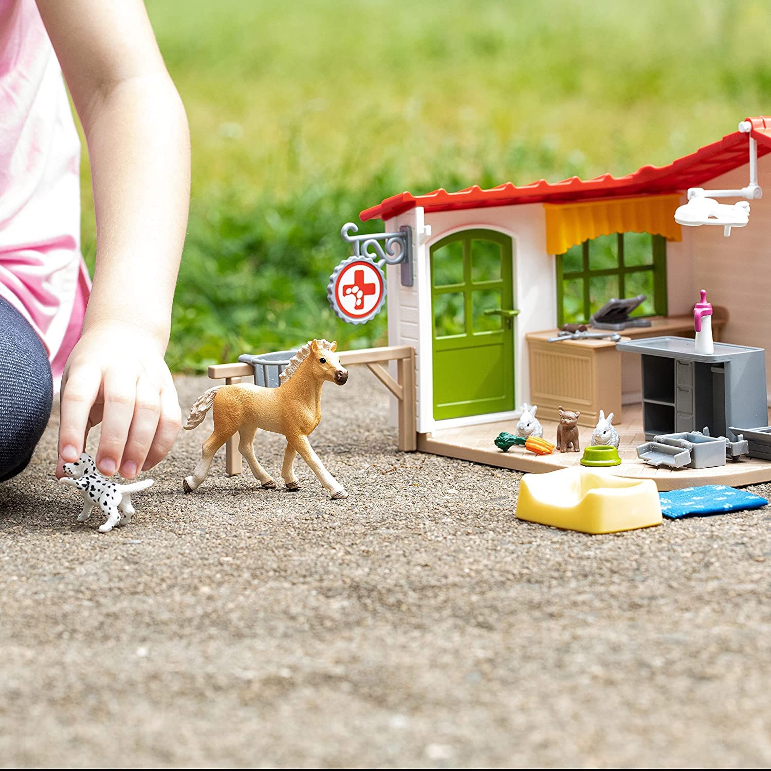 SCHLEICH 42502 Tierarzt-Praxis mit Haustieren, für Kinder ab 3+ Jahren, Farm World - Spielset, 35 x 32 x 17 cm