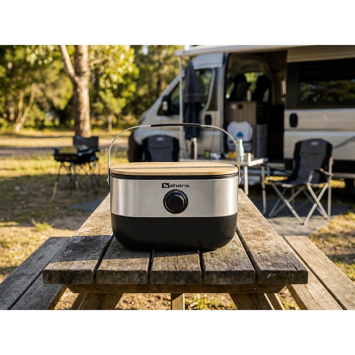 Sahara – Barbacoa de gas portátil compacta de 2,7 kW, rejilla de hierro fundido, mini barbacoa de mesa, tabla de cortar madera de 2 a 4 personas
