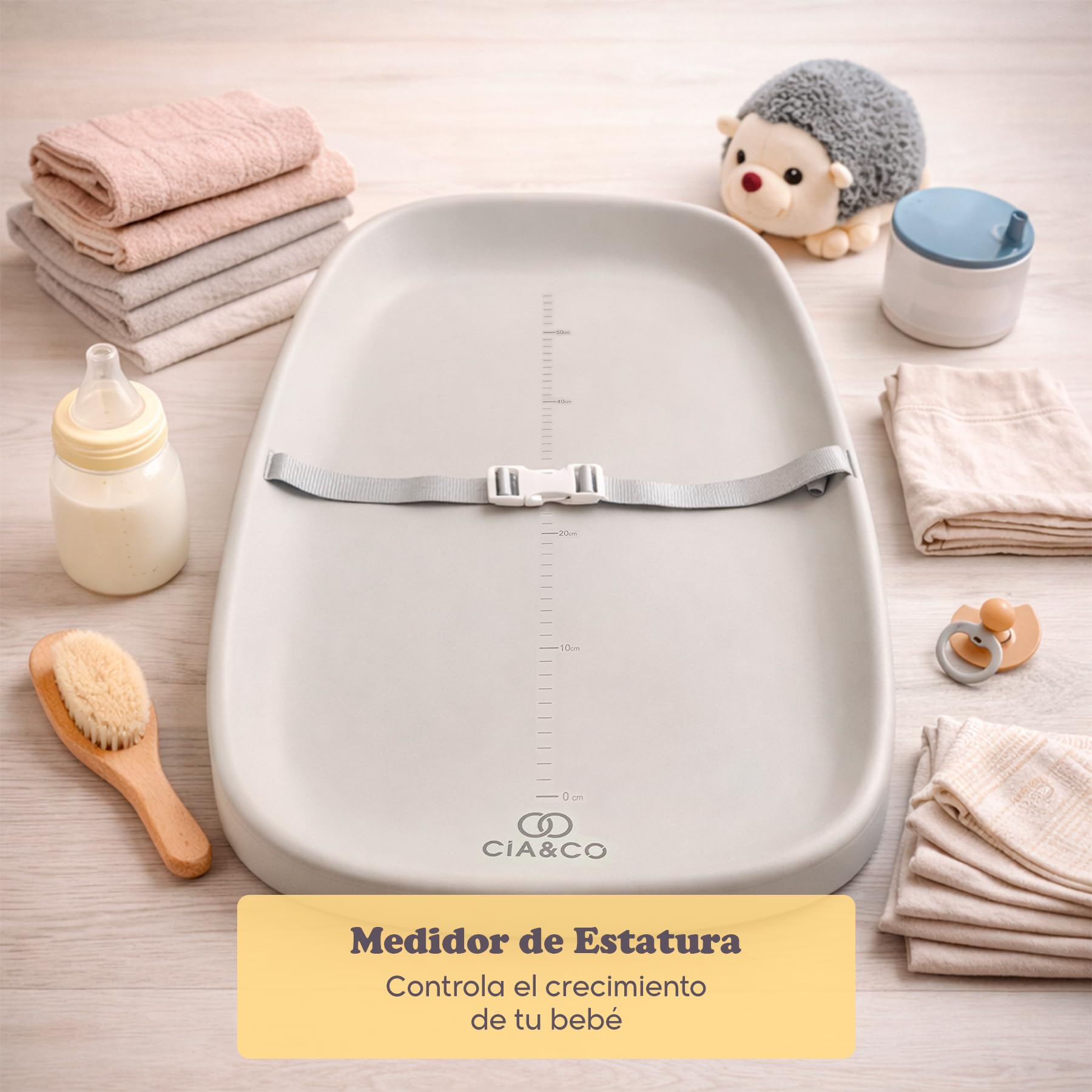 Cambiador Bebé 50x70 cm de Espuma PU Suave (No Rígido), Impermeable e Higiénico, Antideslizante, Bordes Elevados, Cinturón de Seguridad y Medidor Estatura, Portátil para Cómoda, Cama o Viaje (Beige)