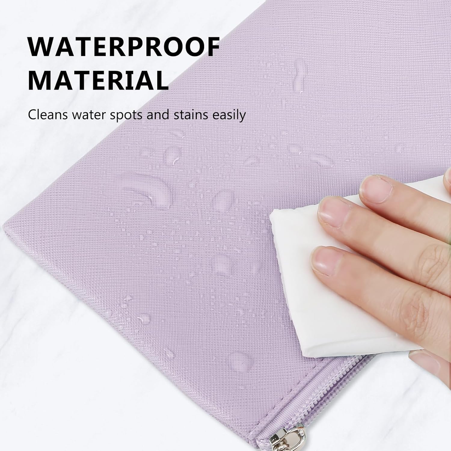 Umiestnenie rôznych kozmetických produktov v taške