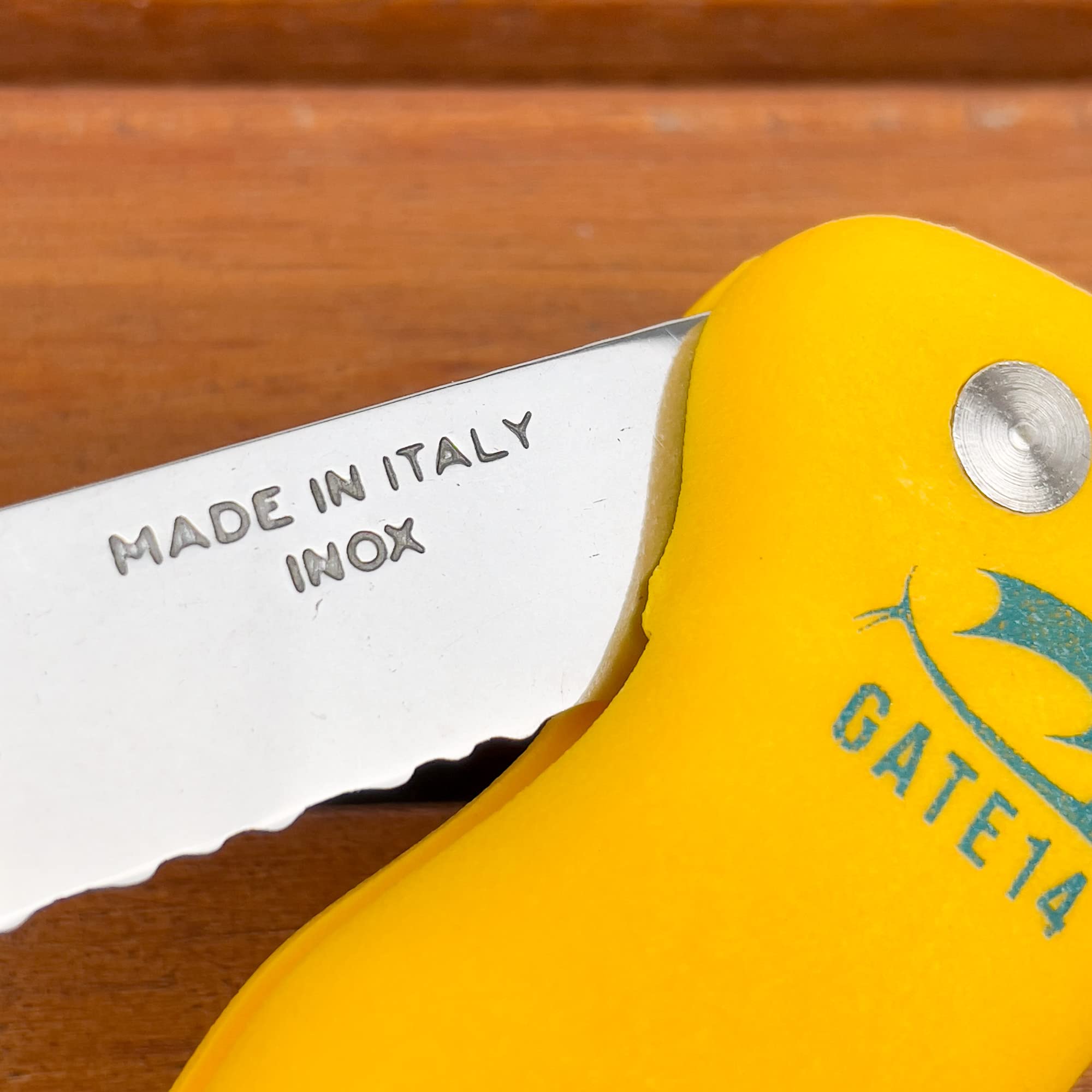 GATE 14 Coltello Multiuso Galleggiante in Acciaio Inox con Lama Seghettata Alta visibilità