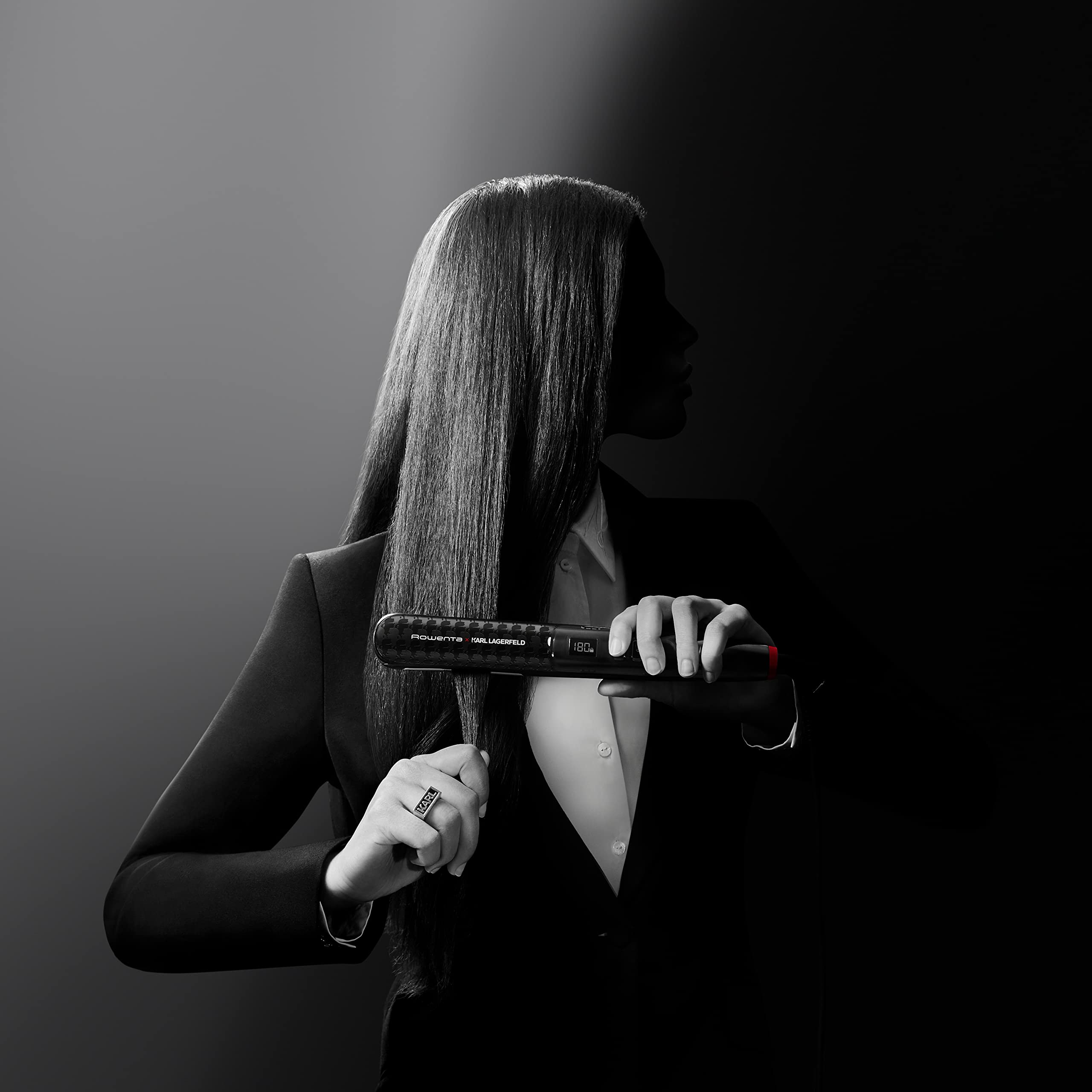 Rowenta x Karl Lagerfeld SF467L K/Pro Stylist Haarglätter, Keratin & Glow-Beschichtung, Ionen-Funktion, Federnd gelagerte Glättplatten, von 140°C bis 210°C, integrierter Kamm, Schwarz/Rot