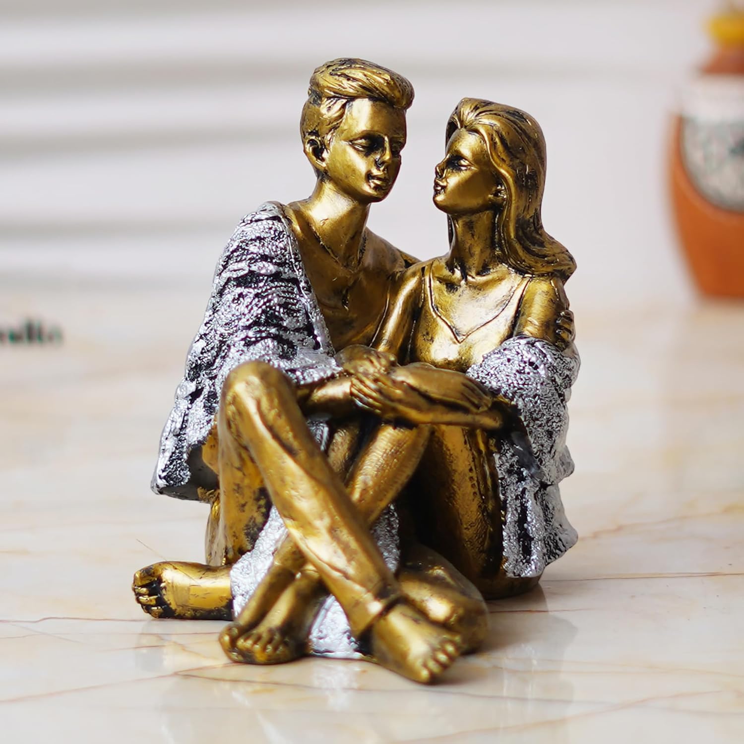 Statue de couple assis, le cadeau romantique pour la Saint-Valentin