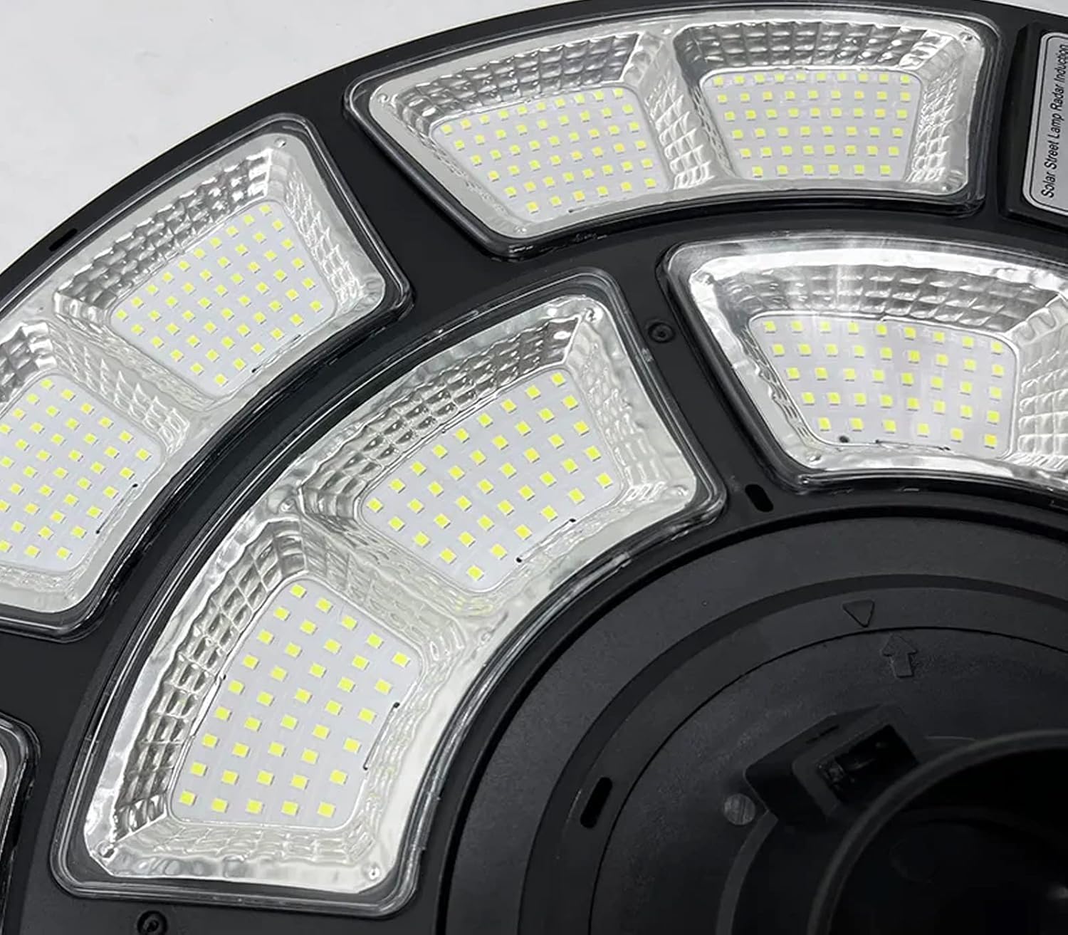 Generico Lampione Solare Esterno 2000 Watt, LED Stradale Giardino UFO con Telecomando, Sensore Movimento, Crepuscolare, IP66, Luce Fredda, Faretto Solare Alta Efficienza