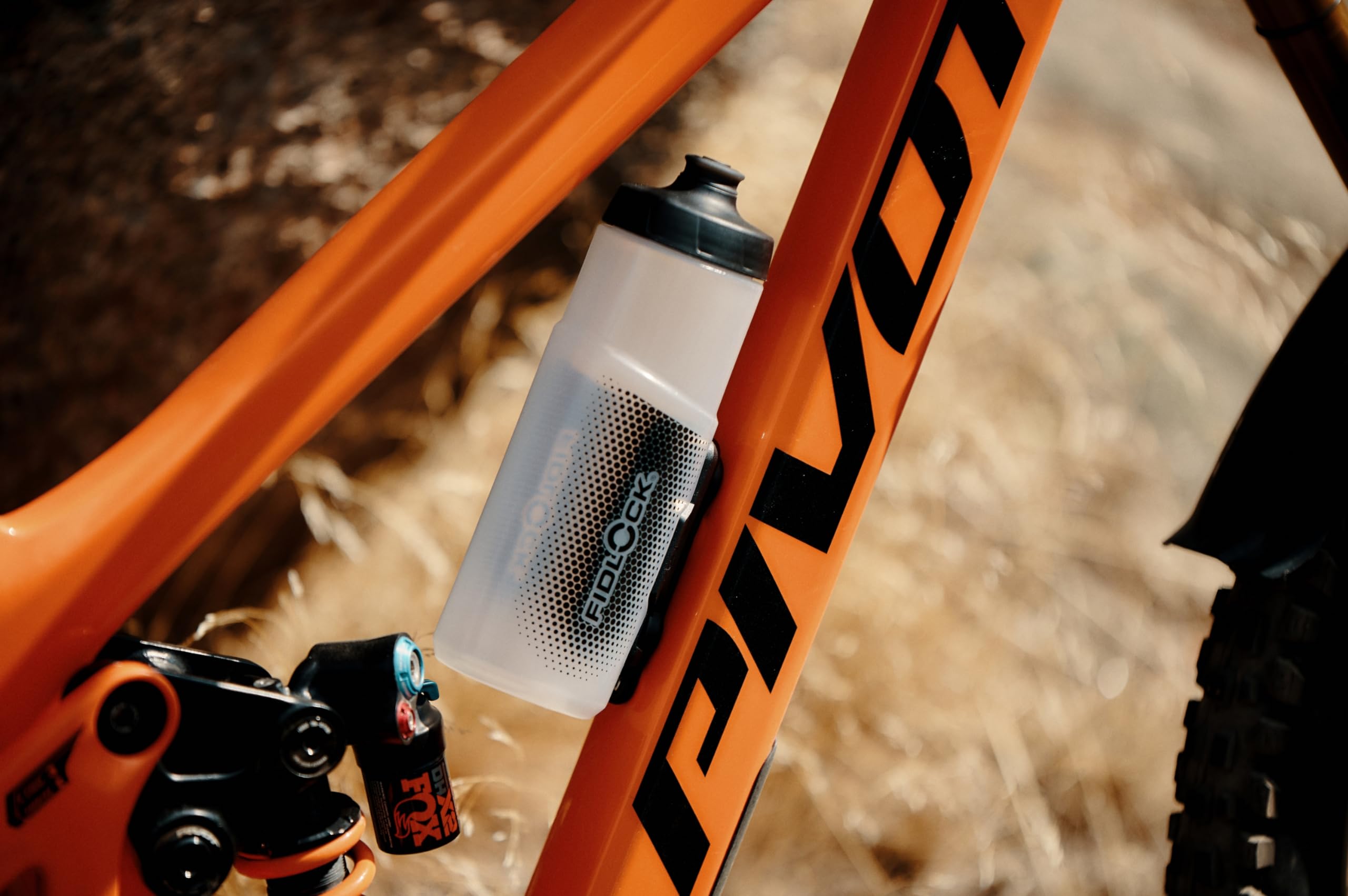 Fidlock TWIST bottle 600 + bike base – 600 ml Fahrrad Trinkflasche mit magnet-mechanischem Flaschenhaltersystem, BPA-frei & spülmaschinengeeignet, inkl. Halterung, Farbe Smoke