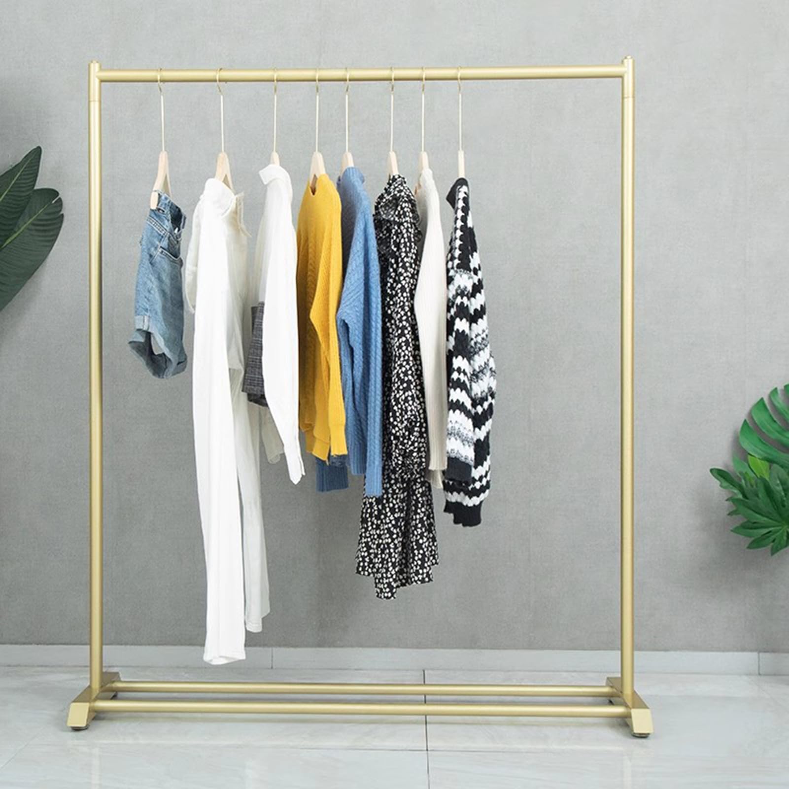 頑丈な衣類ラック モダンなゴールドハンガーレール、衣類を掛けるため
