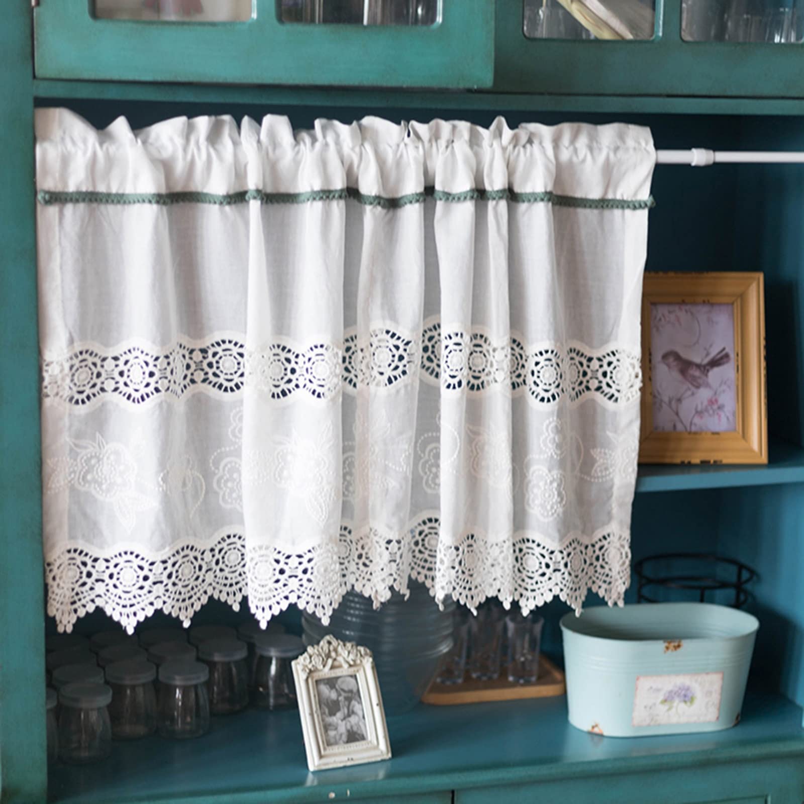 Rideau court vintage à broderie pour cacher les étagères de bibliothèque de salon