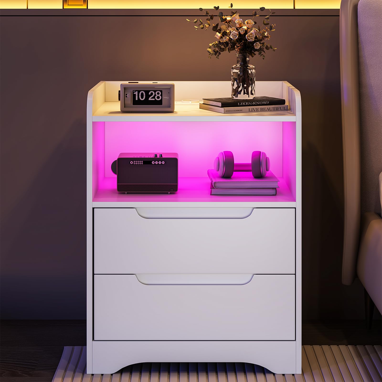 Brinlawb Juego de 2 Mesitas de Noche con luces LED y Estación de Carga (2 Tomas AC, 2 Puertos USB) Mesita de Noche Blanca Mesas Auxiliares con 1 compartimento abierto y 2 cajones para Dormitorio Salón