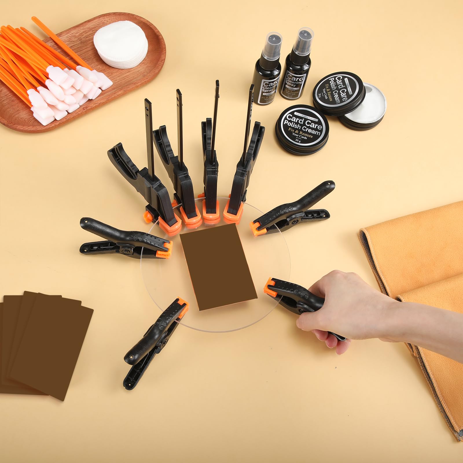 Sammelkartenreinigungsset Karten-Abflachungsset Reparaturzubehör enthält 2 Acrylscheiben, 100 Wattestäbchen, 100 Reinigungspads, 2 Polierpaste, 2 Reiniger, 2 gelbe Wildledertücher, 8 kleine