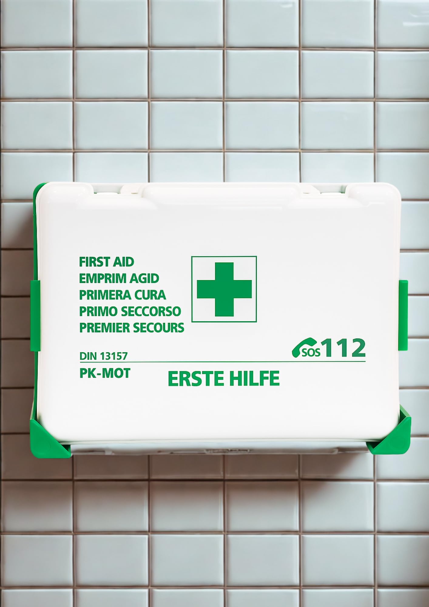Botiquín móvil, equipamiento según DIN13157, pequeño, blanco, botiquín incl. soporte de pared, colgador, para el lugar de trabajo y la obra. 260x170x80mm, 1,7kg