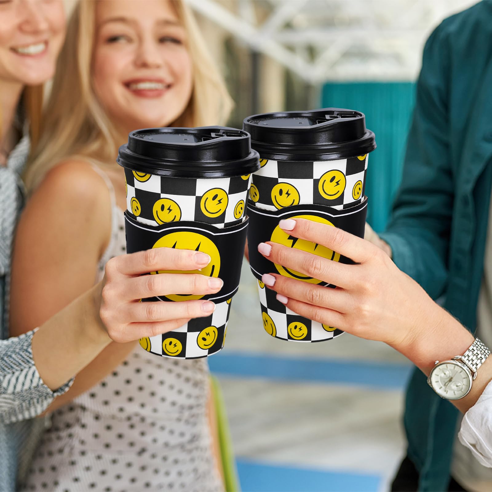 Whaline 50 bicchieri di carta usa e getta con coperchio e maniche, 473,6 ml, motivo a scacchi bianchi e neri, tazze da caffè per un amico felice, compleanno, baby shower
