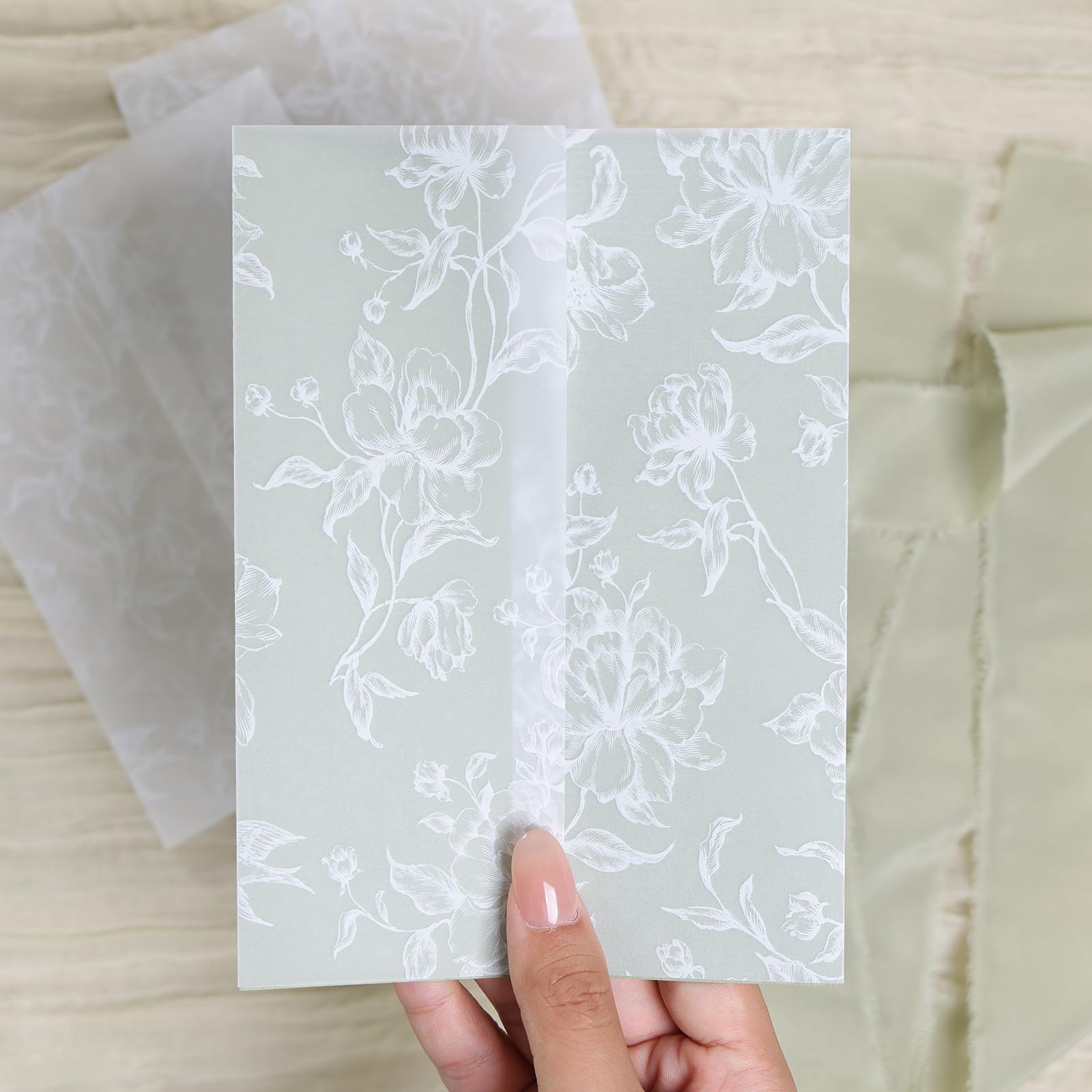 UNIQOOO Paquete de 50 elegantes chaquetas de vitela blancas para invitaciones de 5 x 7, papel vitela preplegado de 115 g/m², para invitaciones de boda, bodas y eventos temáticos blancos