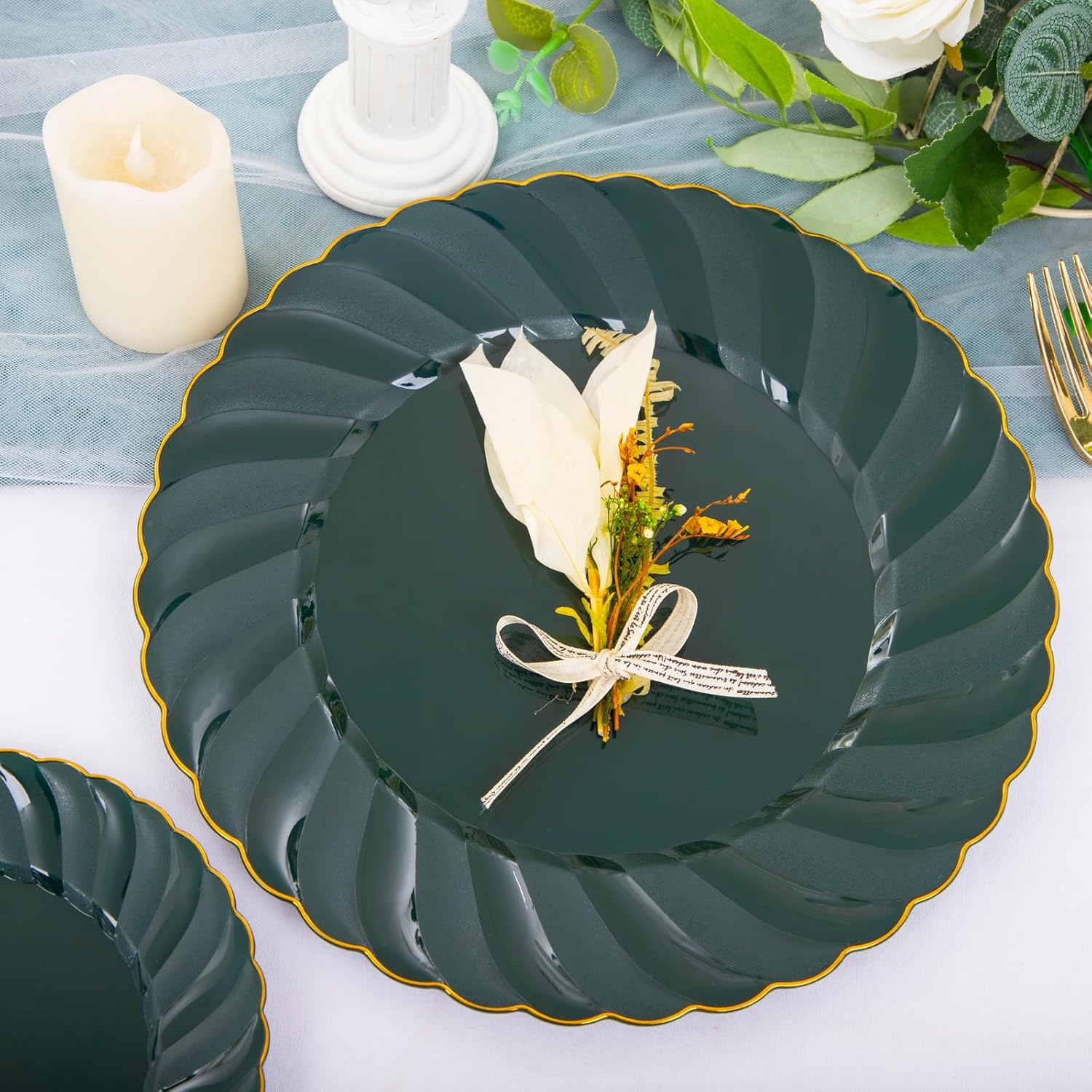 YOUBET 150PCS Emerald Green Plastic Plates - Green and Gold Disposable Dinnerware Include 50 Plates, 25 Knives, 25 Forks, 25 Spoons, 25 Napkins Ideal for Party & Wedding - Image 3