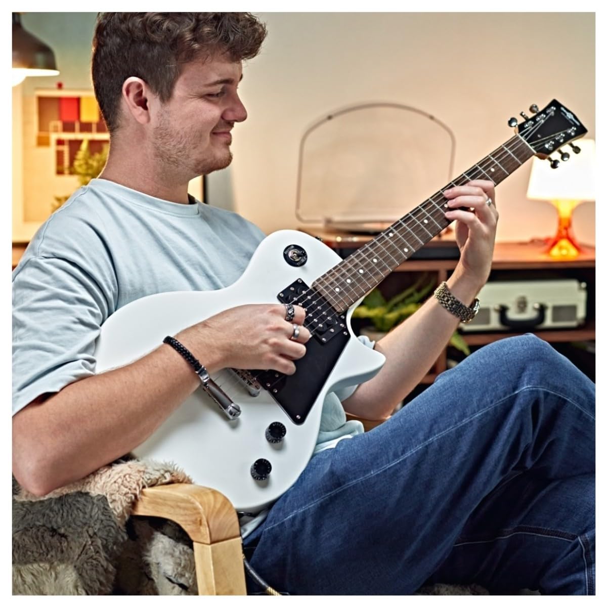 Chitarra Elettrica New Jersey Bianca, Ampli 10W e Accessori | Tutto ciò che Serve a un Chitarrista in Erba, Ampli Portatile con EQ 2 Bande e Uscita Cuffie, Manico Comodo, Accessori