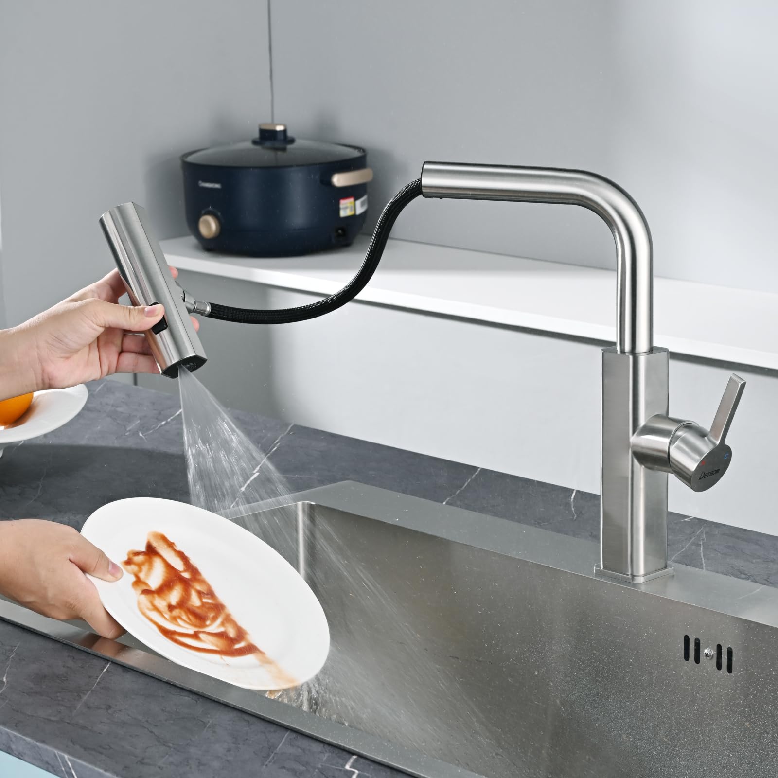 Rubinetto Cucina Estraibilecon 3 Modalità Getto, DETBOM Rubinetto Lavello Cucina Acqua Fredda e Calda, Rotazione di 360° Miscelatore Cucina, Acciaio Inox, con Aeratore Rimovibile, Finitura Spazzolata