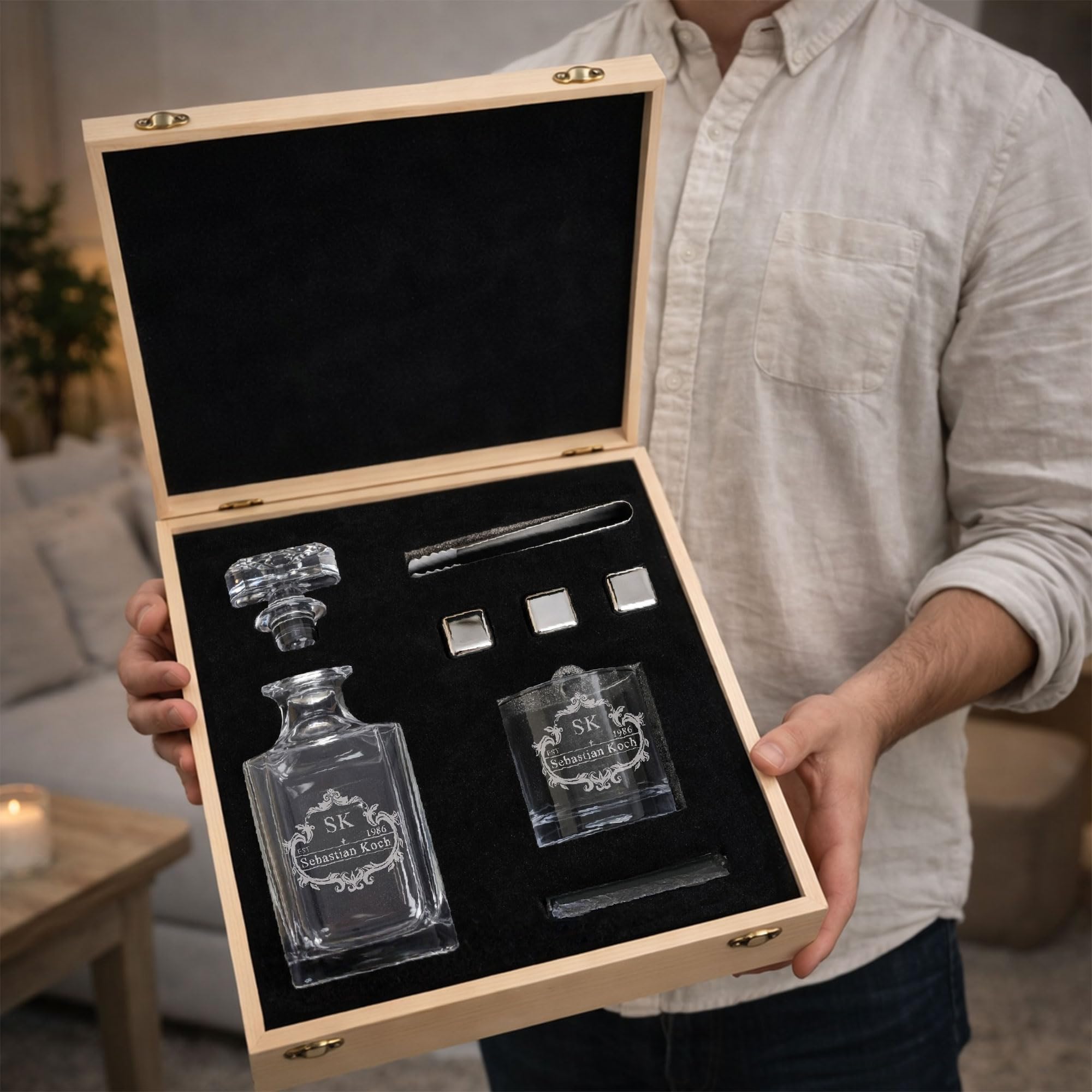 LOOXIS Personalisiertes Whisky Geschenkset mit Namen & Motiv graviert - 1x 300ml Whiskyglas, 700ml Karaffe, 1x Edelstahleiswürfel- Geschenkidee Männer, Vatertag, Weihnachten - Geschenkset 1, Motiv 1