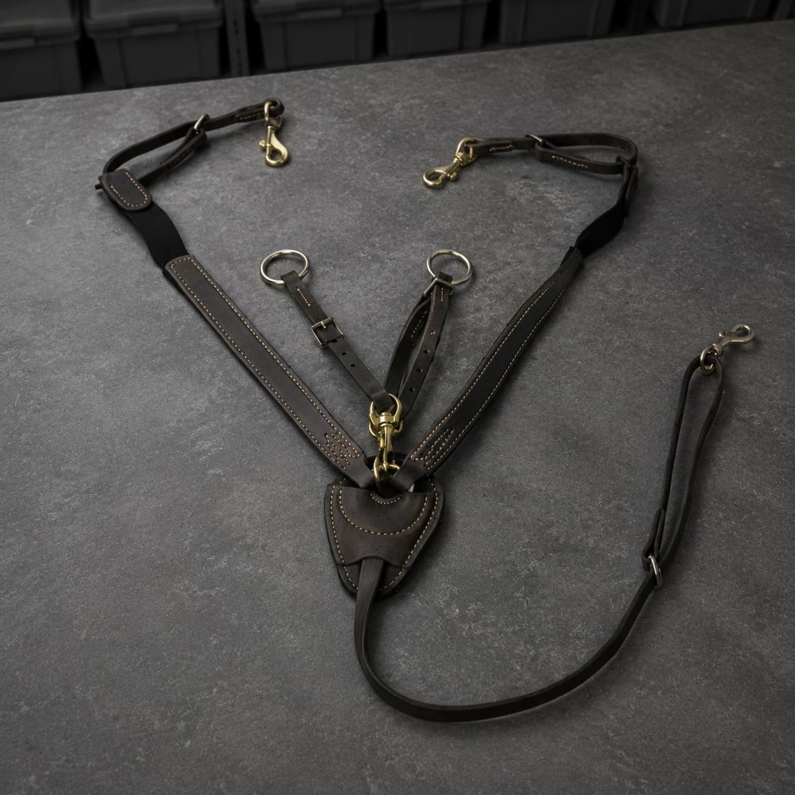 Pettorale Fascia per Cavallo Cuoio Elastico Connessione Metallo Fibbia Regolabile Funzione Stabilità Comfort Prodotto in Pelle Adatto per, Marrone, Marrone