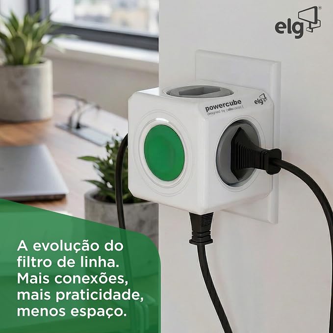 PowerCube Switch conectado à tomada de parede em ambiente de escritório com texto sobre a evolução do filtro de linha
