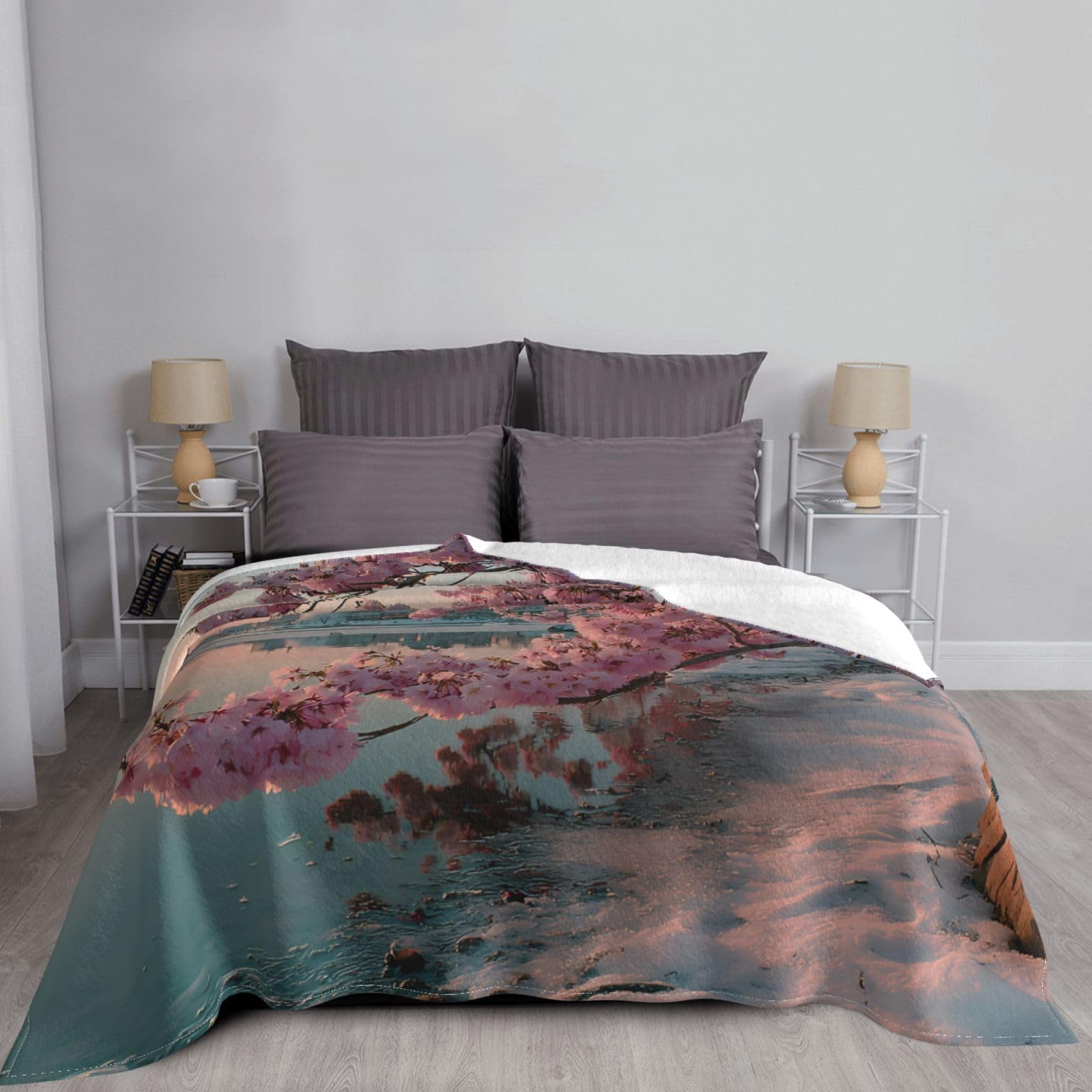 Manta de viaje portátil de 80 x 60 pulgadas, suave, resistente a las arrugas, plegable, exquisito estampado de flores de cerezo junto al río