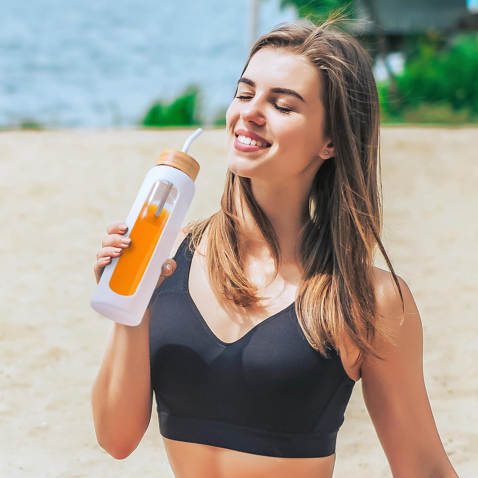 BLUEGO Glas-Wasserflasche 900 Ml – Mit Strohhalm, Deckel & Griff – BPA-frei, Auslaufsicher – Mit Zeitmarker & Silikonhülle – Grün