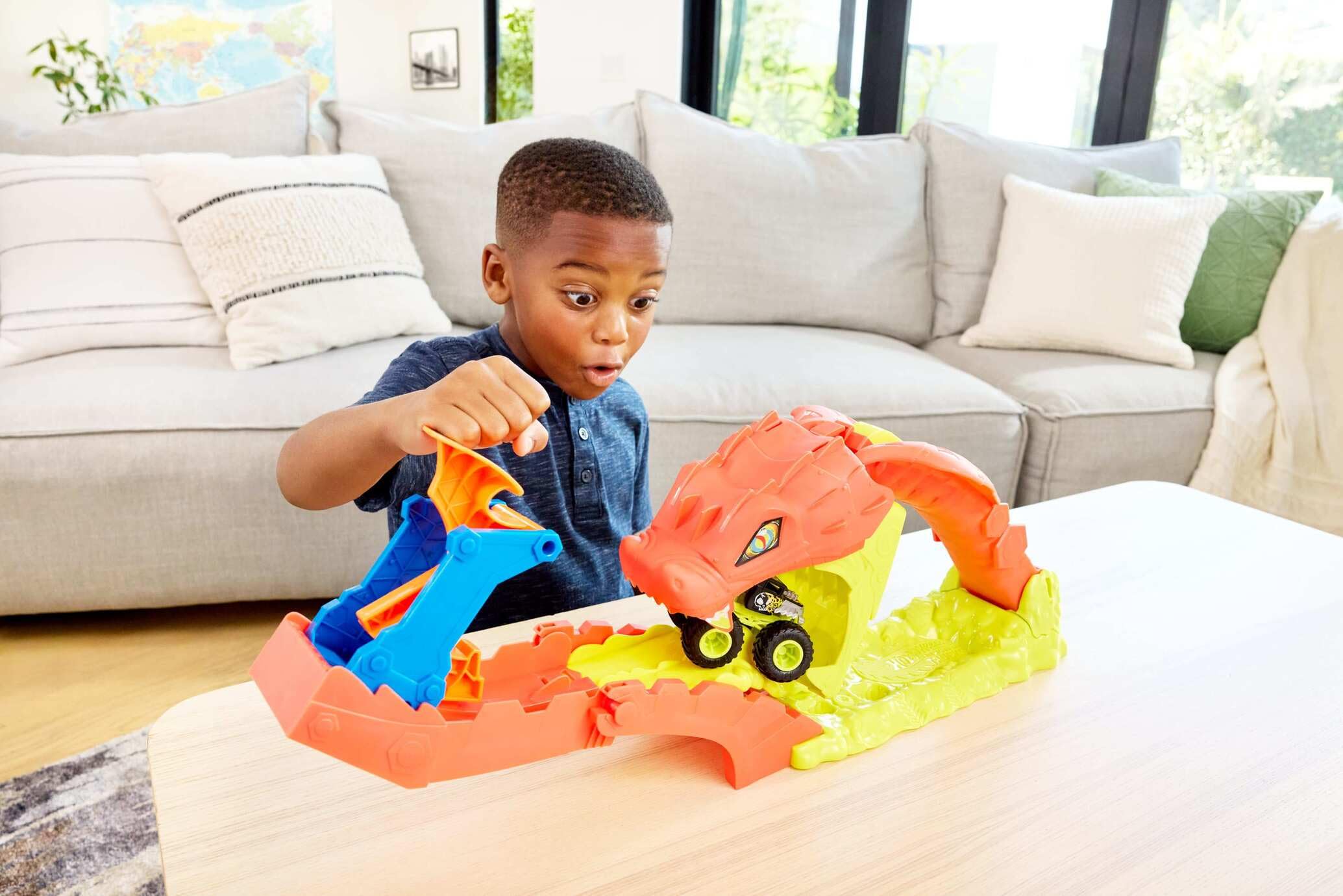 Hot Wheels Monster Trucks Derriba a la Serpiente, Conjunto de Juego de Juguete, Conjunto de Pista con vehículo de Juguete Bone Shaker Exclusivo a Escala 1:64, Incluye Pista, JJN44