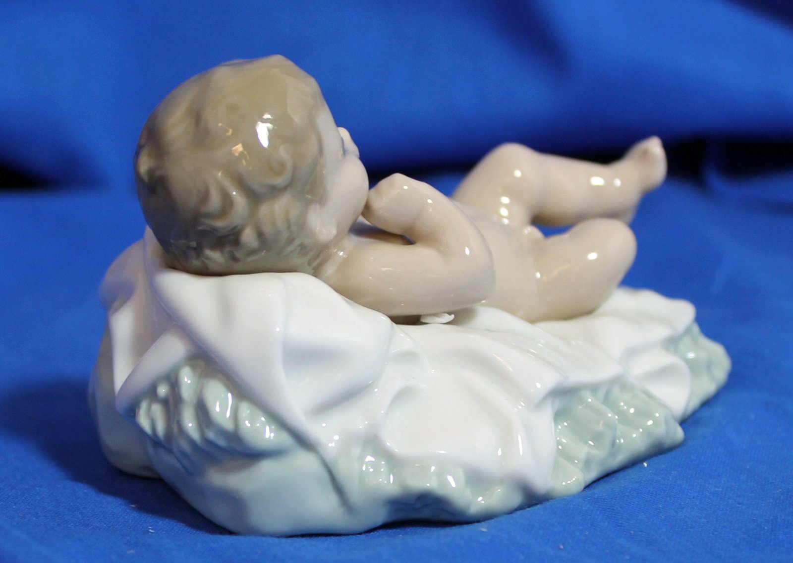 NAO Figura del Nacimiento Niño Jesús. Figura Decorativa del Belén Navideño del Niño Jesús Acostado en Porcelana.