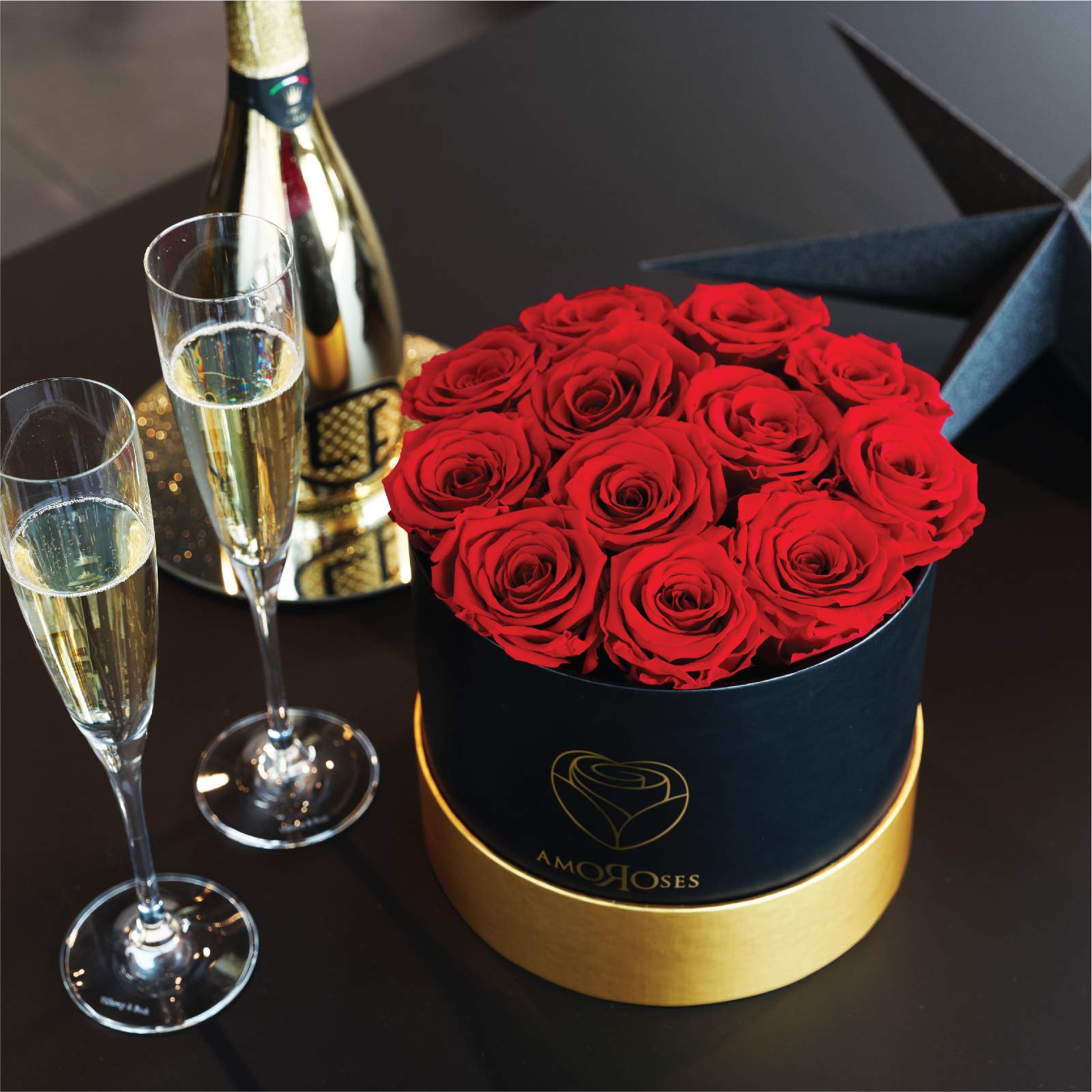 Amoroses 12 Rose Stabilizzate Vere durano Anni - Idea Regalo per Lei Originale Elegante Bouquet per San Valentino e Altre Occasioni Speciali (Scatola Nera con Rose Rosse)