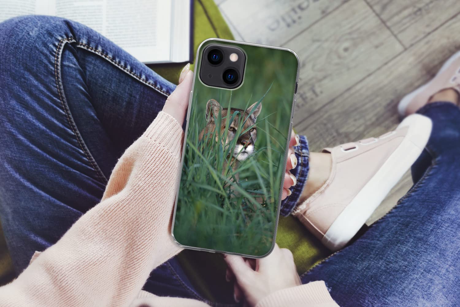 MuchoWow Funda para iPhone 13 - El Puma se esconde Entre Las Hojas de Hierba - Funda de Silicona/Funda Blanda para teléfono móvil