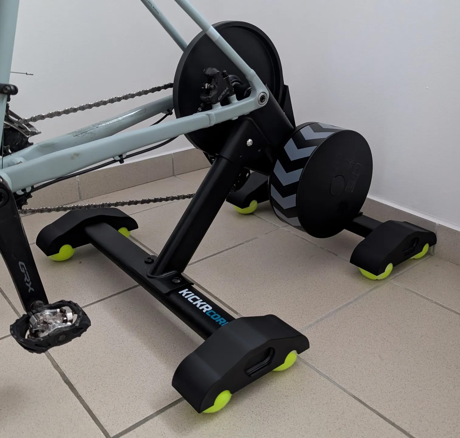 Rocker Plate Füße – Set aus 4 Stück kompatibel mit Wahoo KICKR CORE 2 Rollentrainer inkl. gebrauchter Tennisbälle