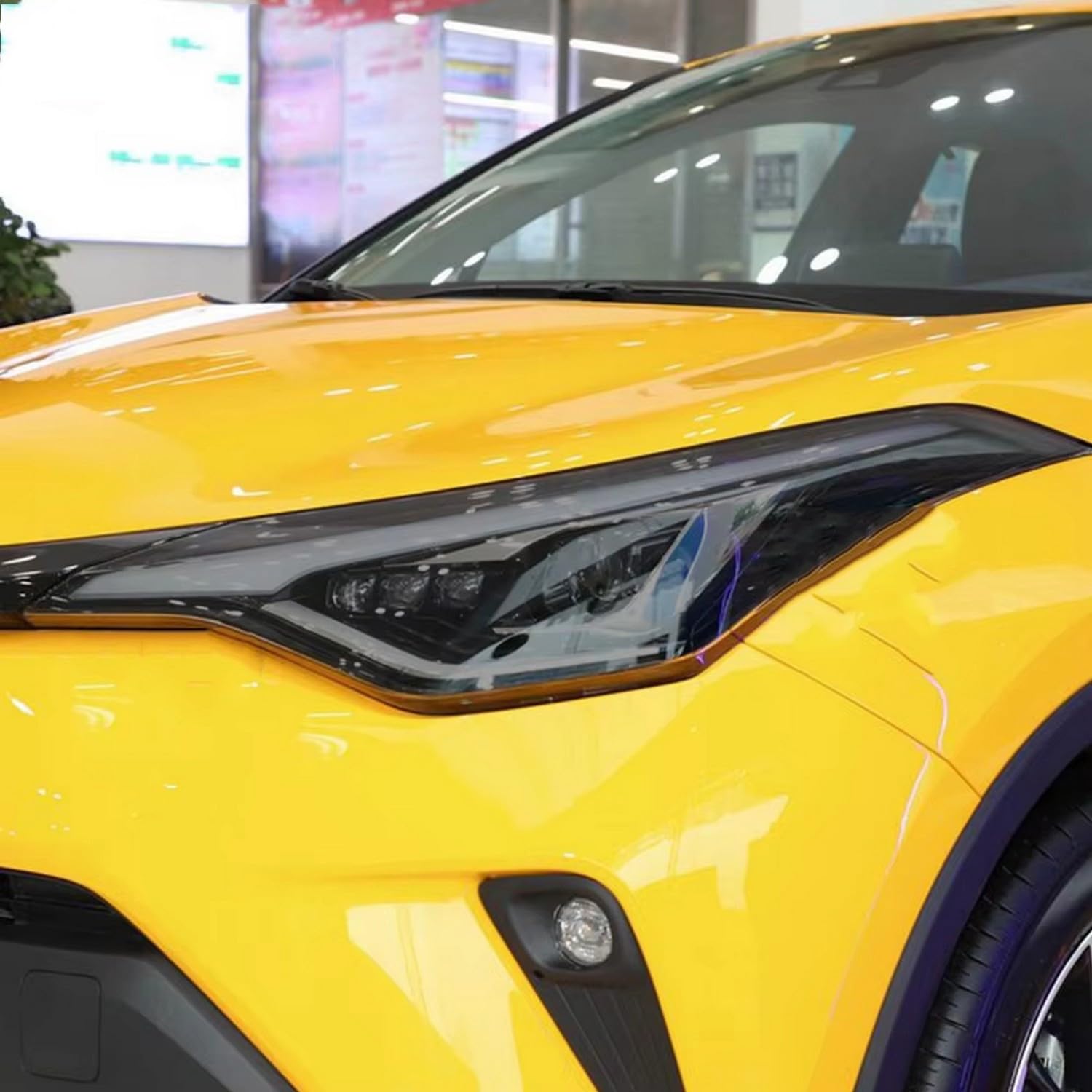 Film phare auto TPU pour Toyota C-HR look fumé sur route